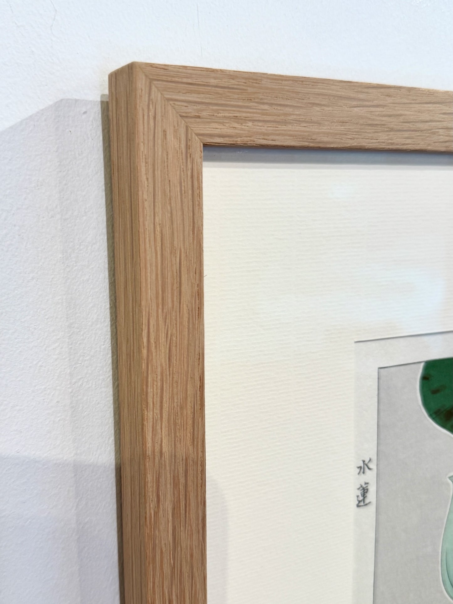 angle du cadre en chêne et passe-partout