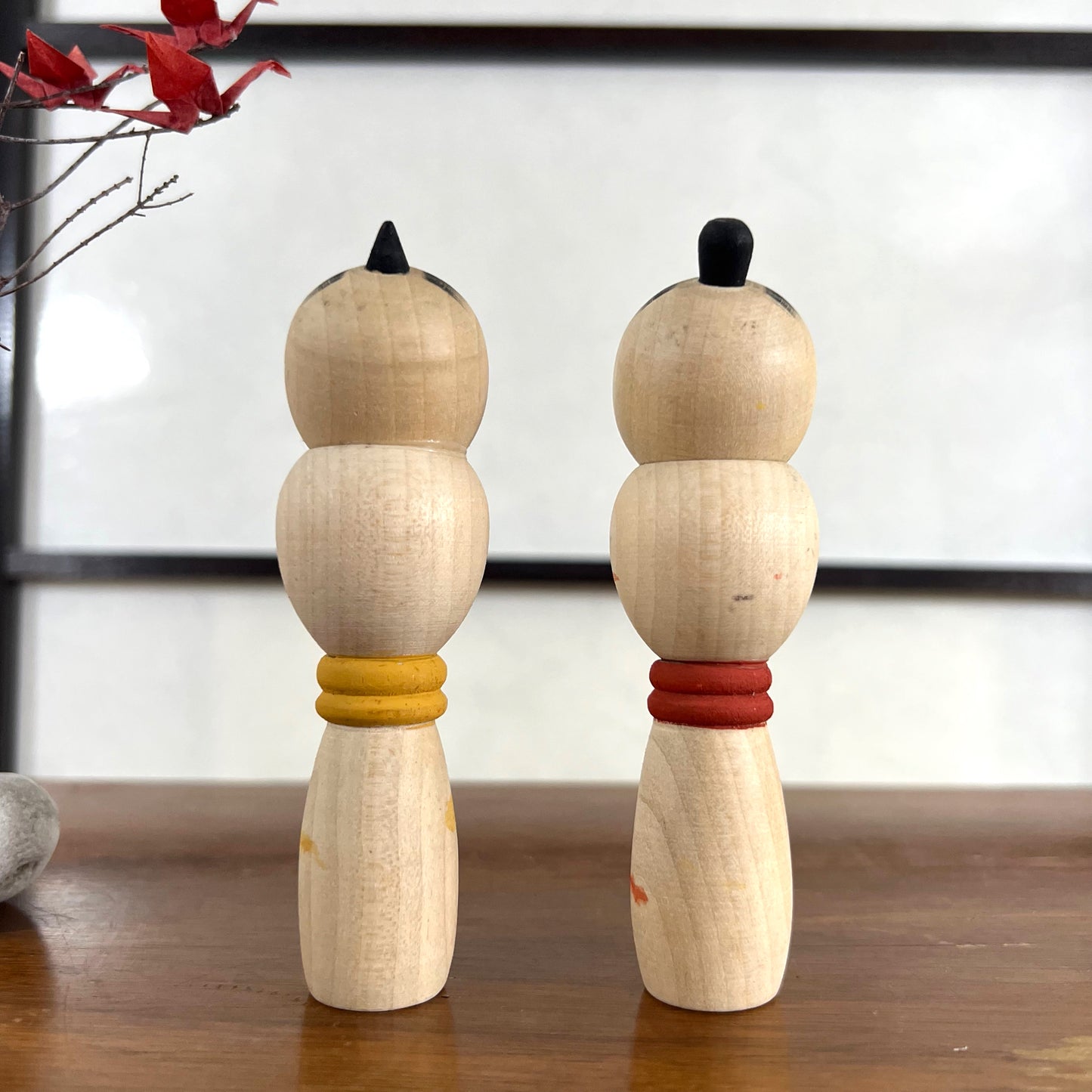 kokeshi, poupée japonaise en bois, couple avec ceinture rouge pour la femme et jaune pour l'homme, vu de dos