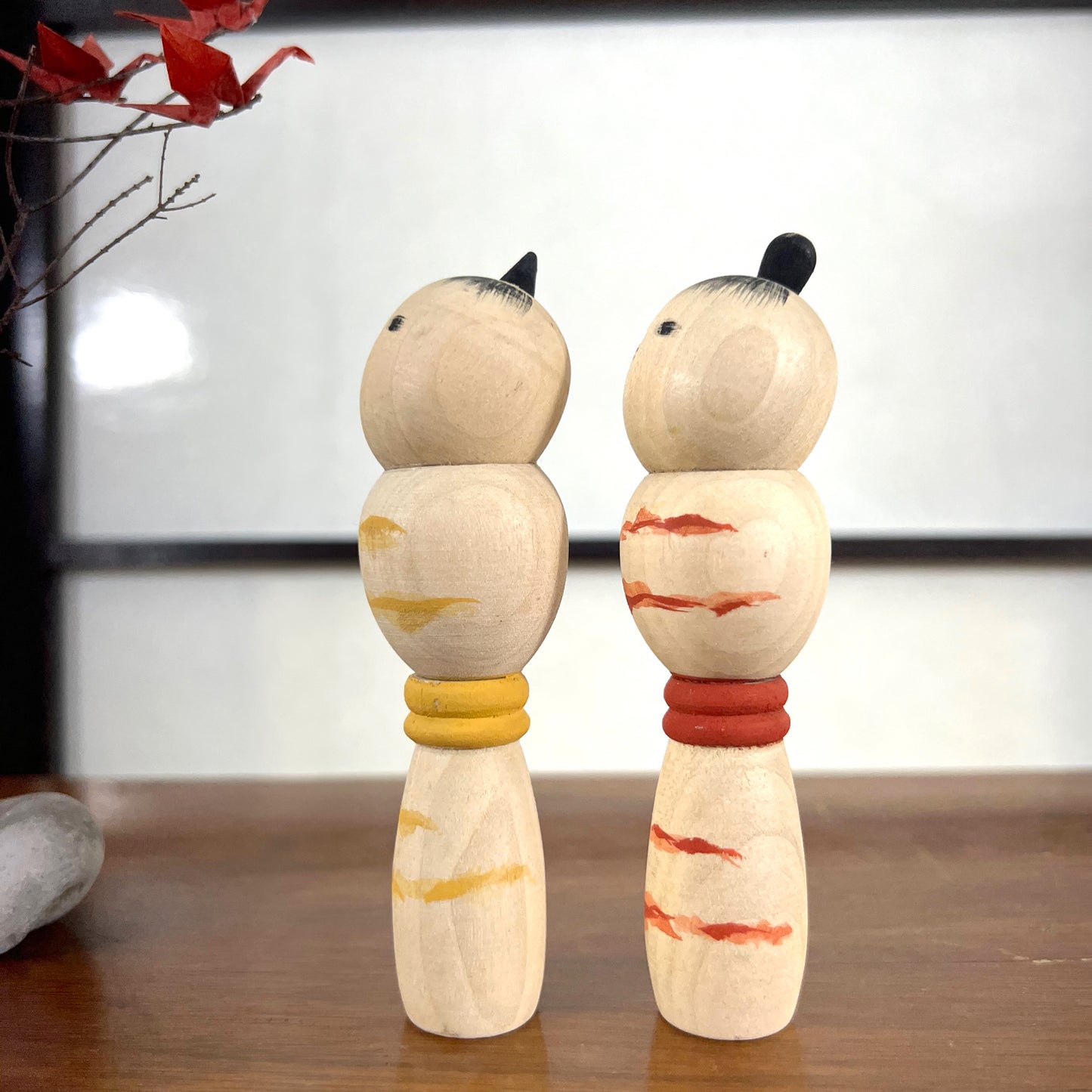 kokeshi, poupée japonaise en bois, couple avec ceinture rouge pour la femme et jaune pour l'homme, profil gauche
