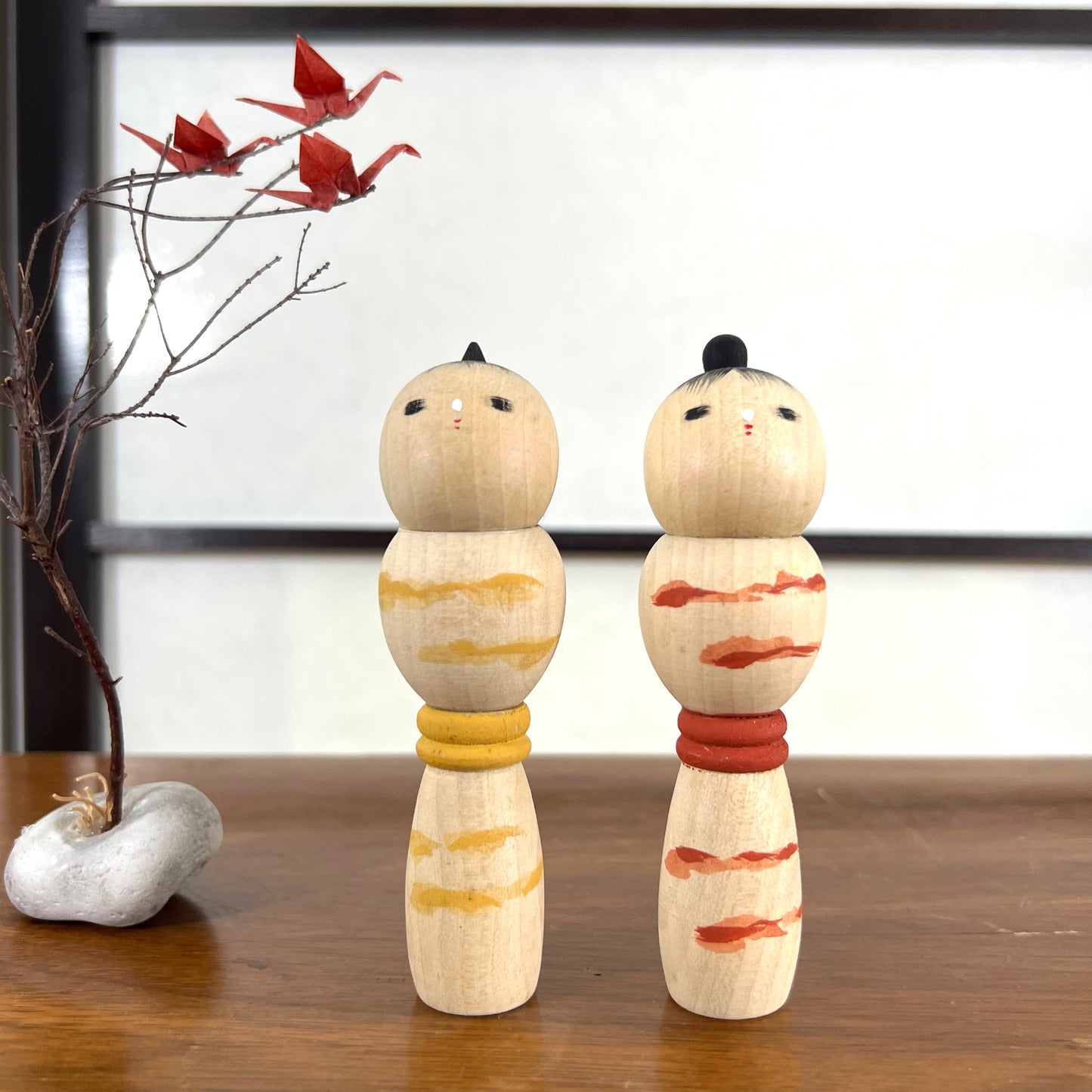 kokeshi, poupée japonaise en bois, couple avec ceinture rouge pour la femme et jaune pour l'homme