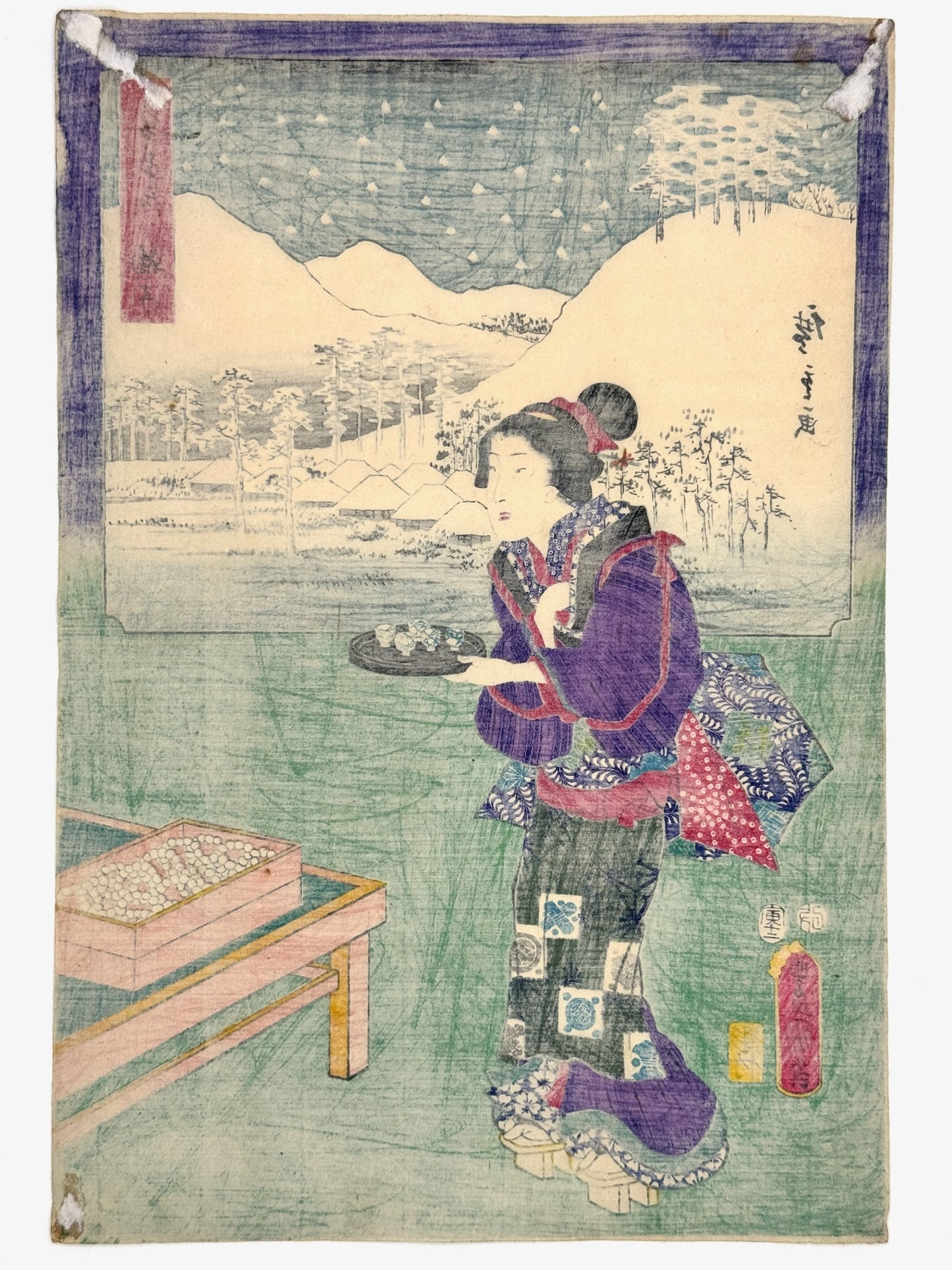 estampe japonaise de Hiroshige et Kunisada, série Tokaido à deux pinceaux, une femme en kimono coloré porte un plateau avec des tasses de saké, en fond paysage de neige, le dos de l'estampe