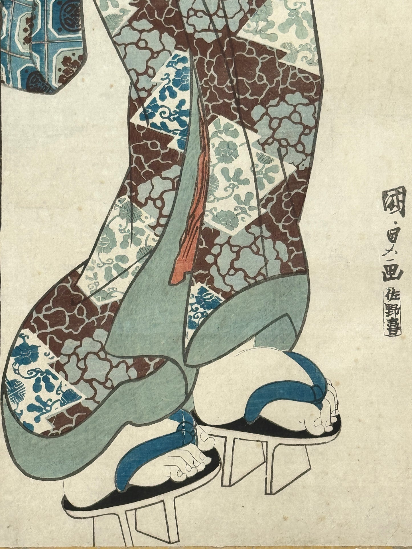 Estampe japonaise de Kunisada Toyokuni III en kakemono-e représentant une courtisane marchant sous son ombrelle, détail des pieds et sandales.