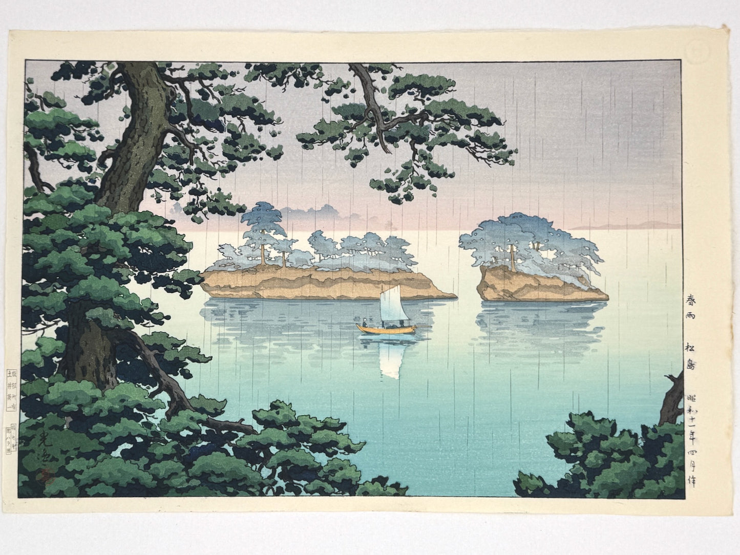 estampe japonaise paysage de Koitsu, les îles aux pins de Matsushima sous la pluie, un bateau à voile passant sur la mer, pin en premier plan