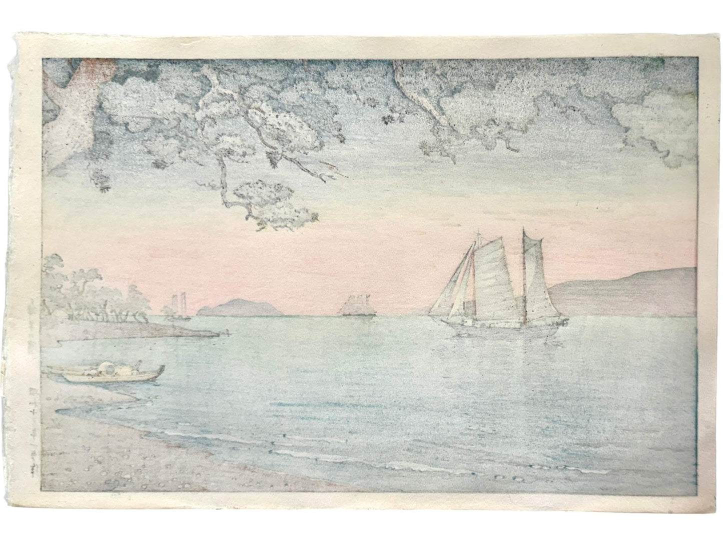 estampe japonaise de Koitsu, bateaux à voile sur mer bleue, ciel bleu et rose à l'horizon, pin en premier plan, le verso