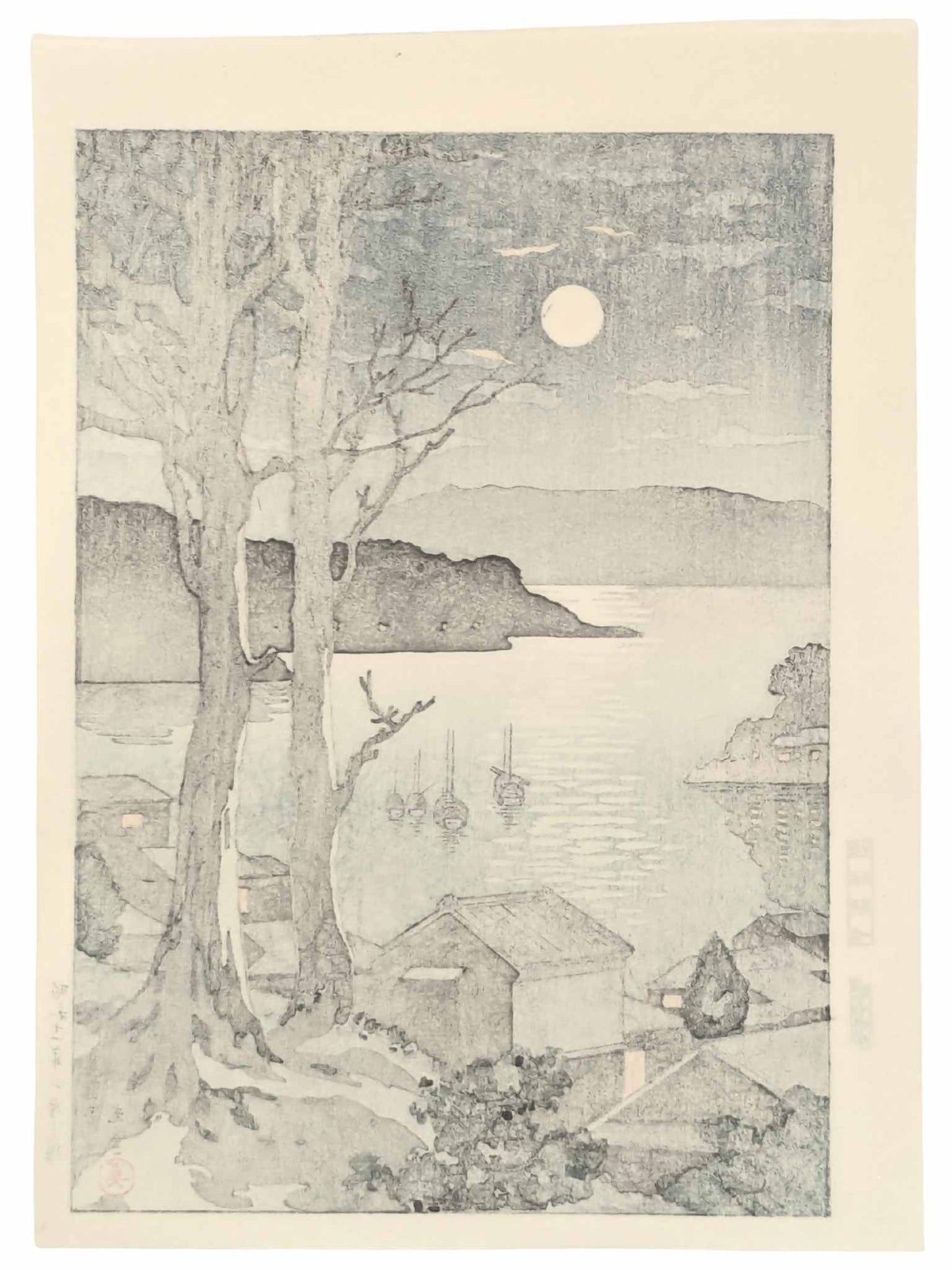 Estampe Japonaise de Tsuchiya Kо̄itsu représentant le port de Manazuru sous la pleine lune qui éclaire la mer et les maisons et bateaux de pêcheurs, le verso