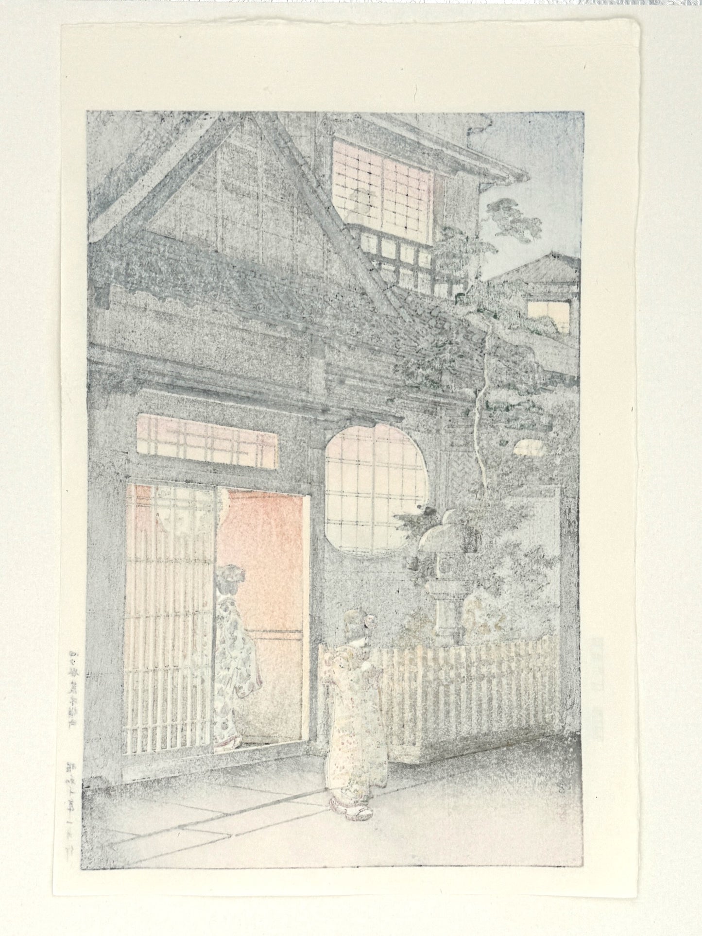 estampe japonaise de Koitsu, geisha la nuit devant une maison de thé, dos de l'estampe