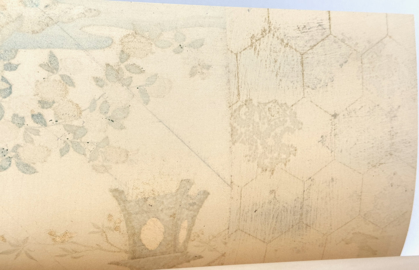Estampe Japonaise de Kojima Gyokuho, lanterne suspendue, pivoine, prunier, motif tissu bleu et or, dos estampe
