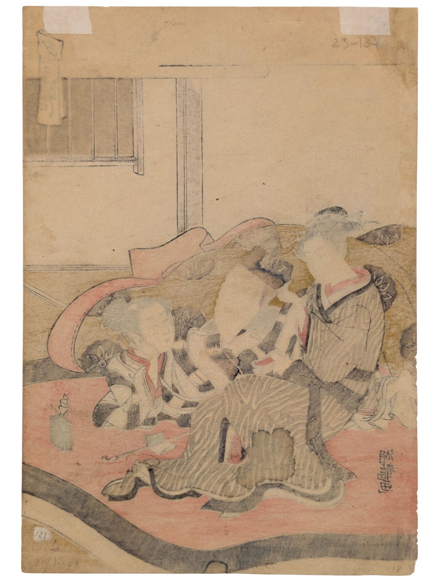 Estampe japonaise de Koryûsai représentant deux femmes dans un intérieur raffiné, le verso de l'estampe