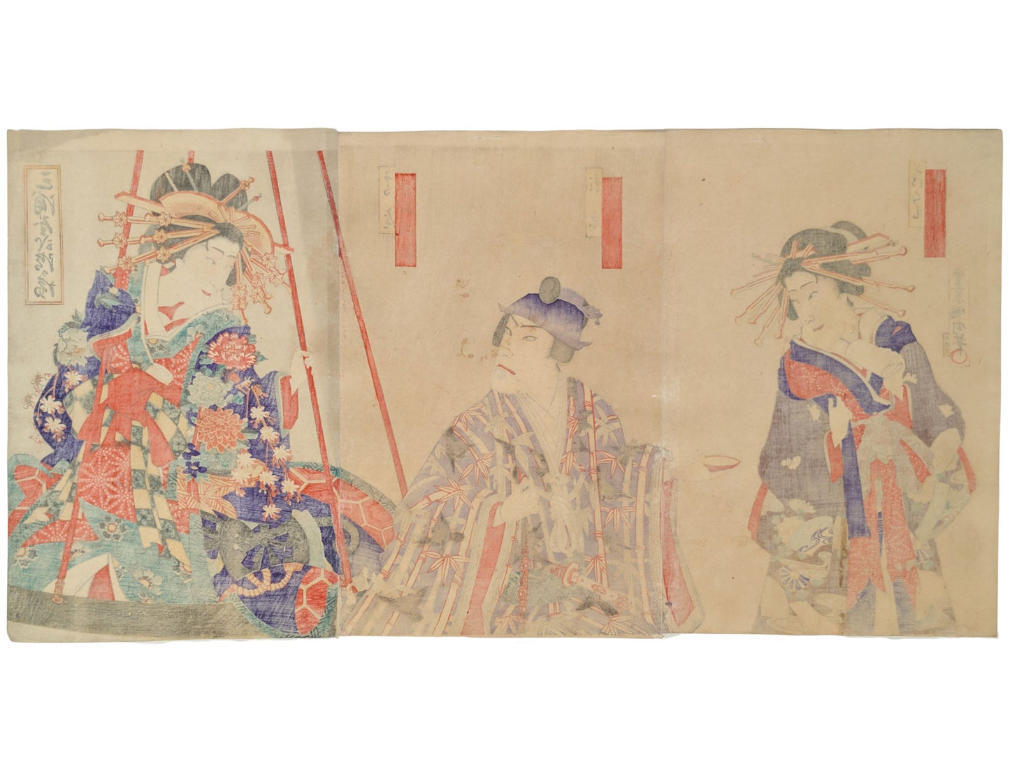 estampe japonaise en triptyque de Kunichika, une courtisane en kimono avec fleurs, sur une balance. Un homme en kimono avec oiseau tend une couplelle à une servante. dos estampe.