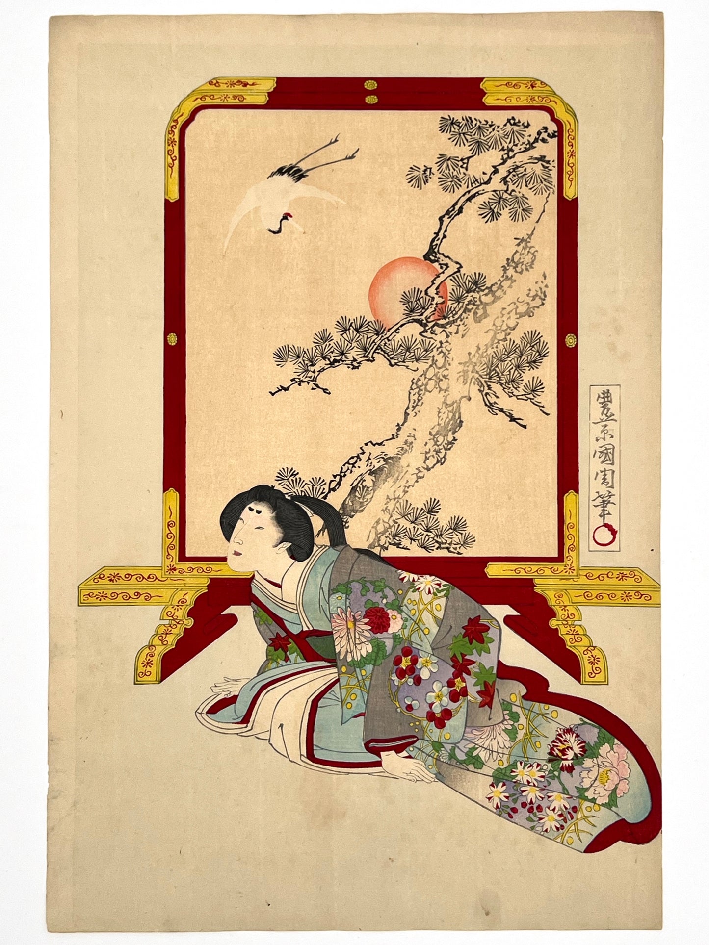 Estampe japonaise triptyque de Kunichika représentant l’épouse de Tokugawa Ieyasu entourée de femmes en kimono, avec paravent orné d’un pin, d’une grue et d'un soleil levant, partie droite