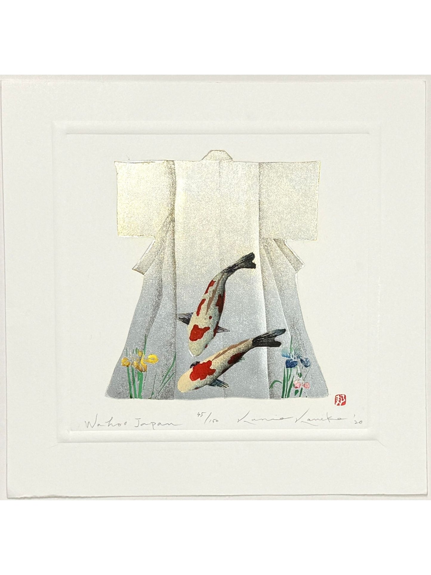 estampe japonaise de Kunio Kaneko d'un modèle de kimono ao et argent avec deux carpes Koï et iris, fond lumineux