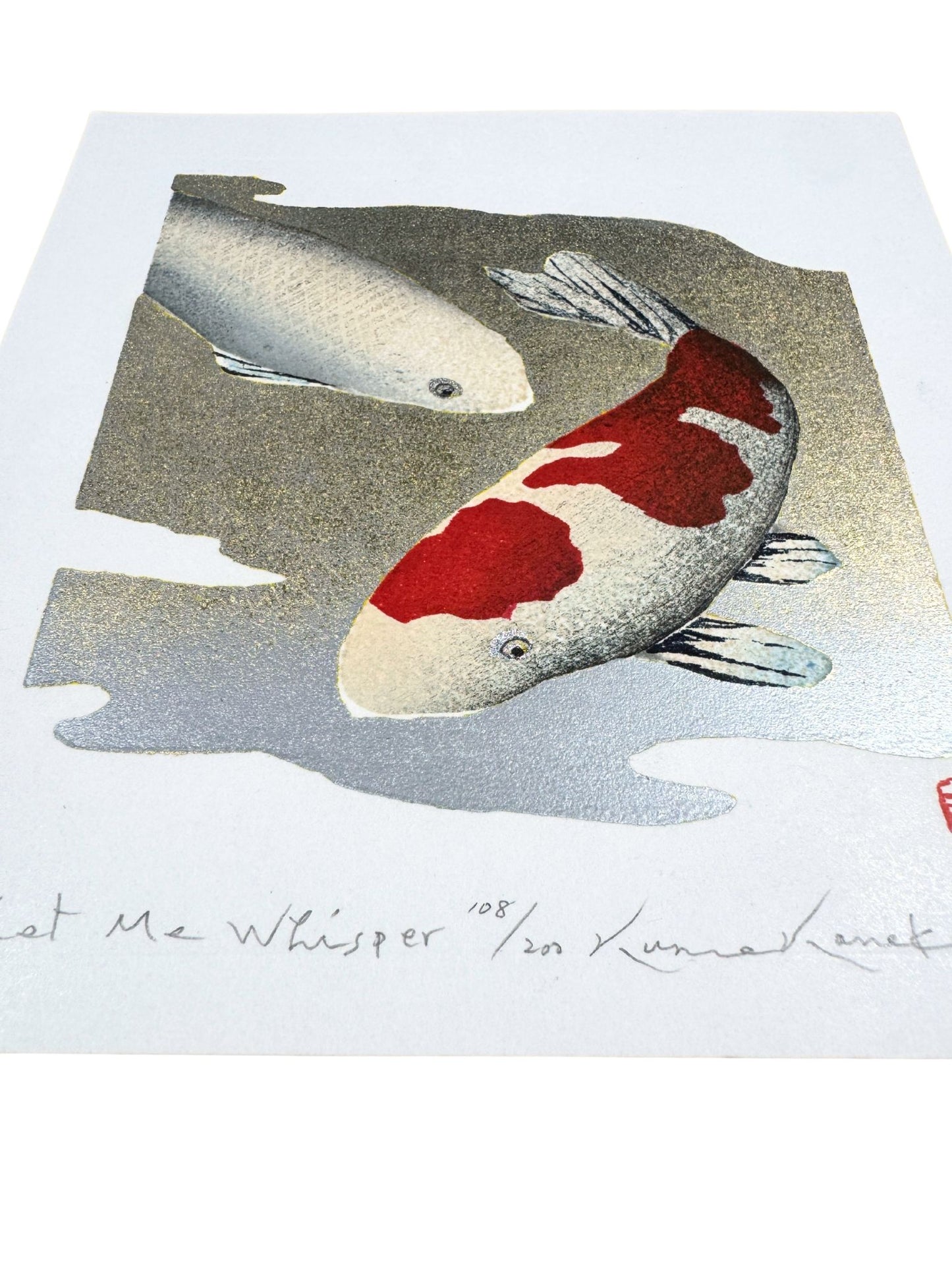 Estampe japonaise de Kunio Kaneko, deux carpes Koï face à face nageant dans une eau d'or et d'argent, détails reflets scintillants