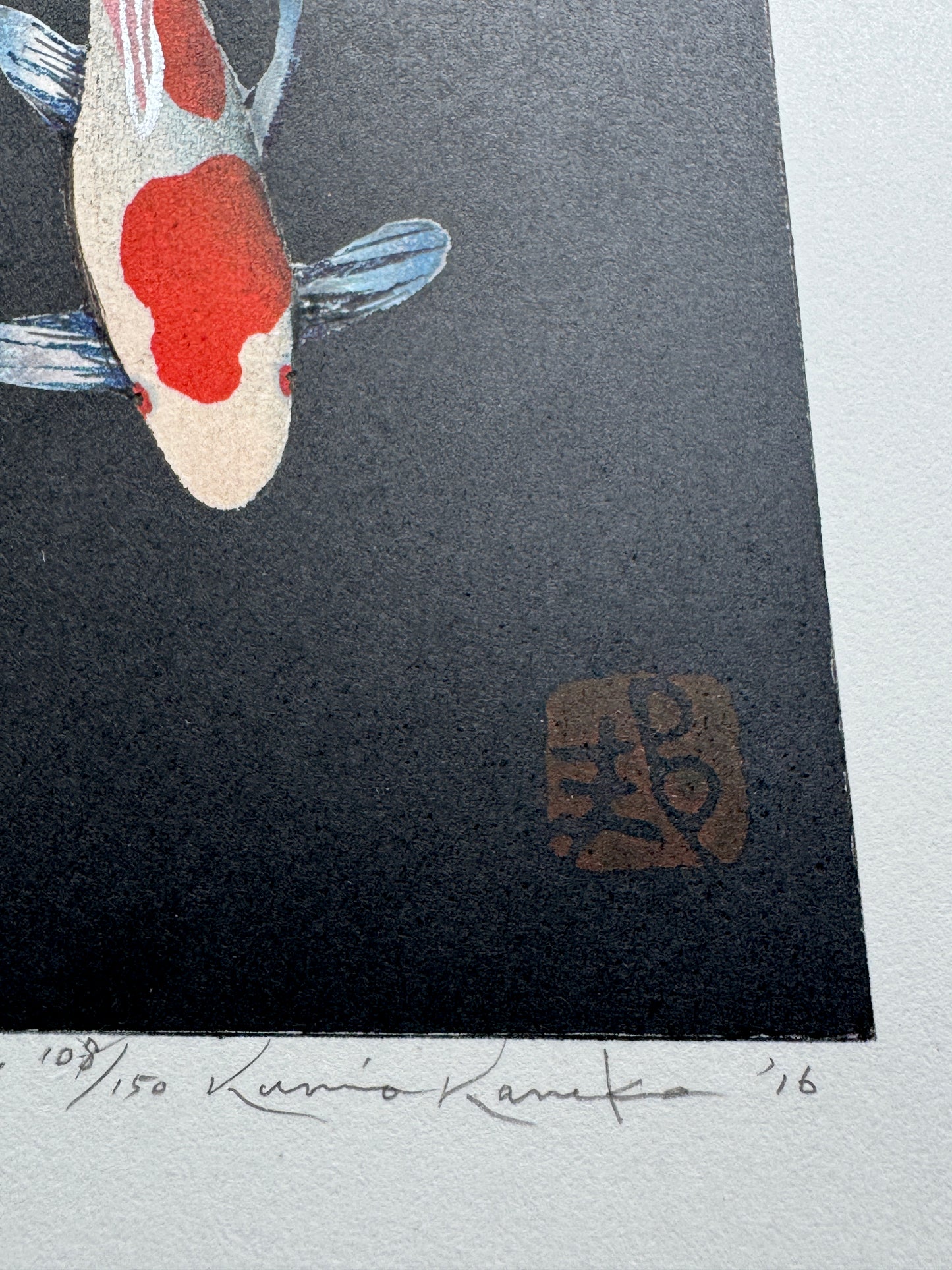 Estampe japonaise de Kunio Kaneko représentant deux carpes koï sur fond noir signature