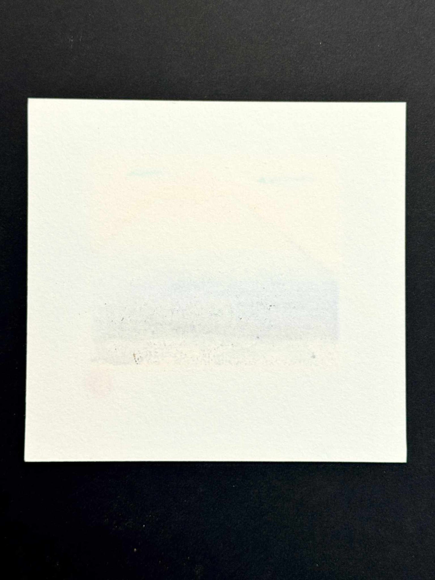 estampe japonaise contemporaine de Namiki Hajime, le Mont Fuji sur fond argent, dégradé de bleu à sa base, le verso