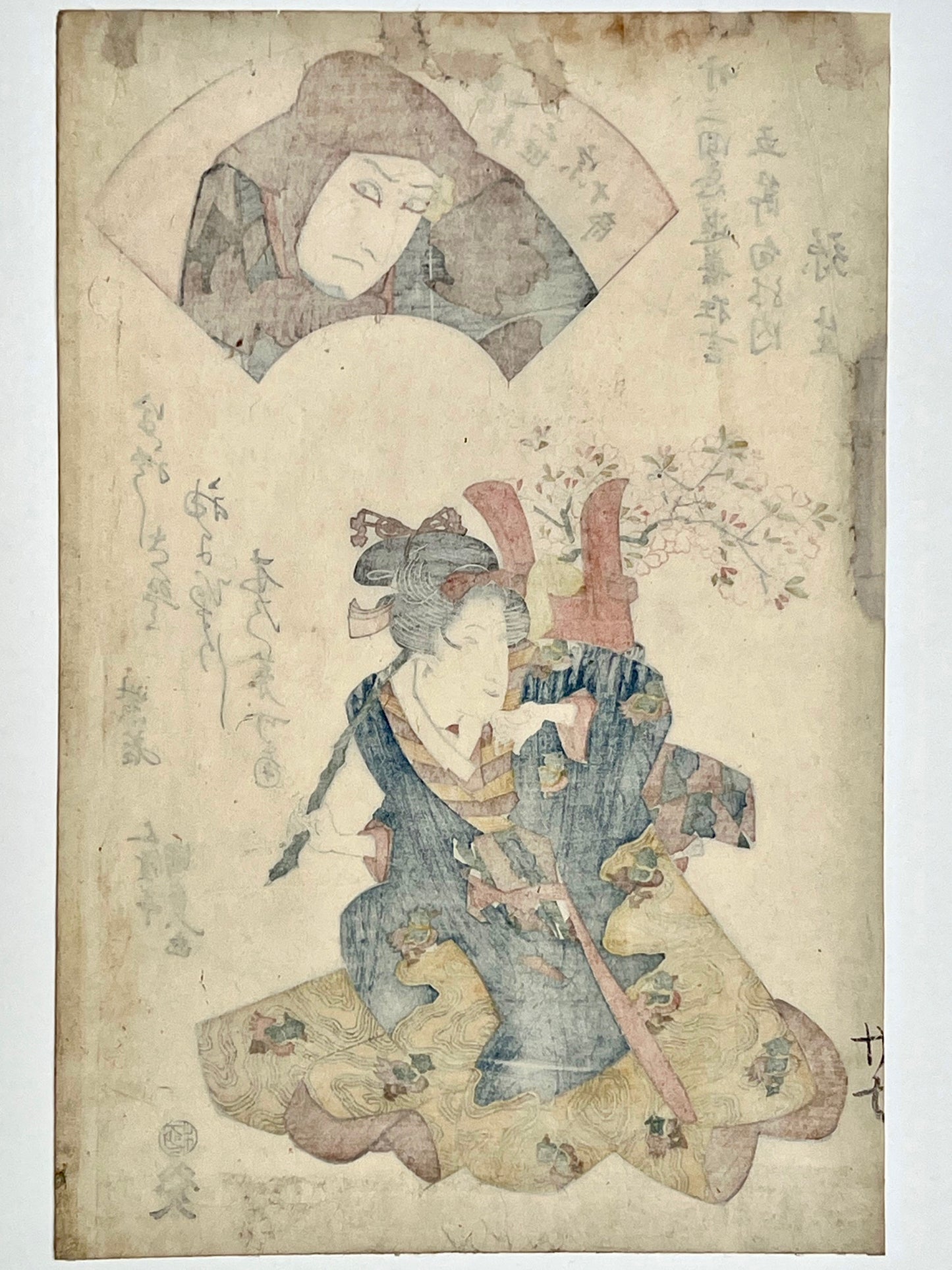 estampe japonaise femme avec branche de cerisier à la main, portrait d'acteur dans catouche forme éventail, verso de l'estampe