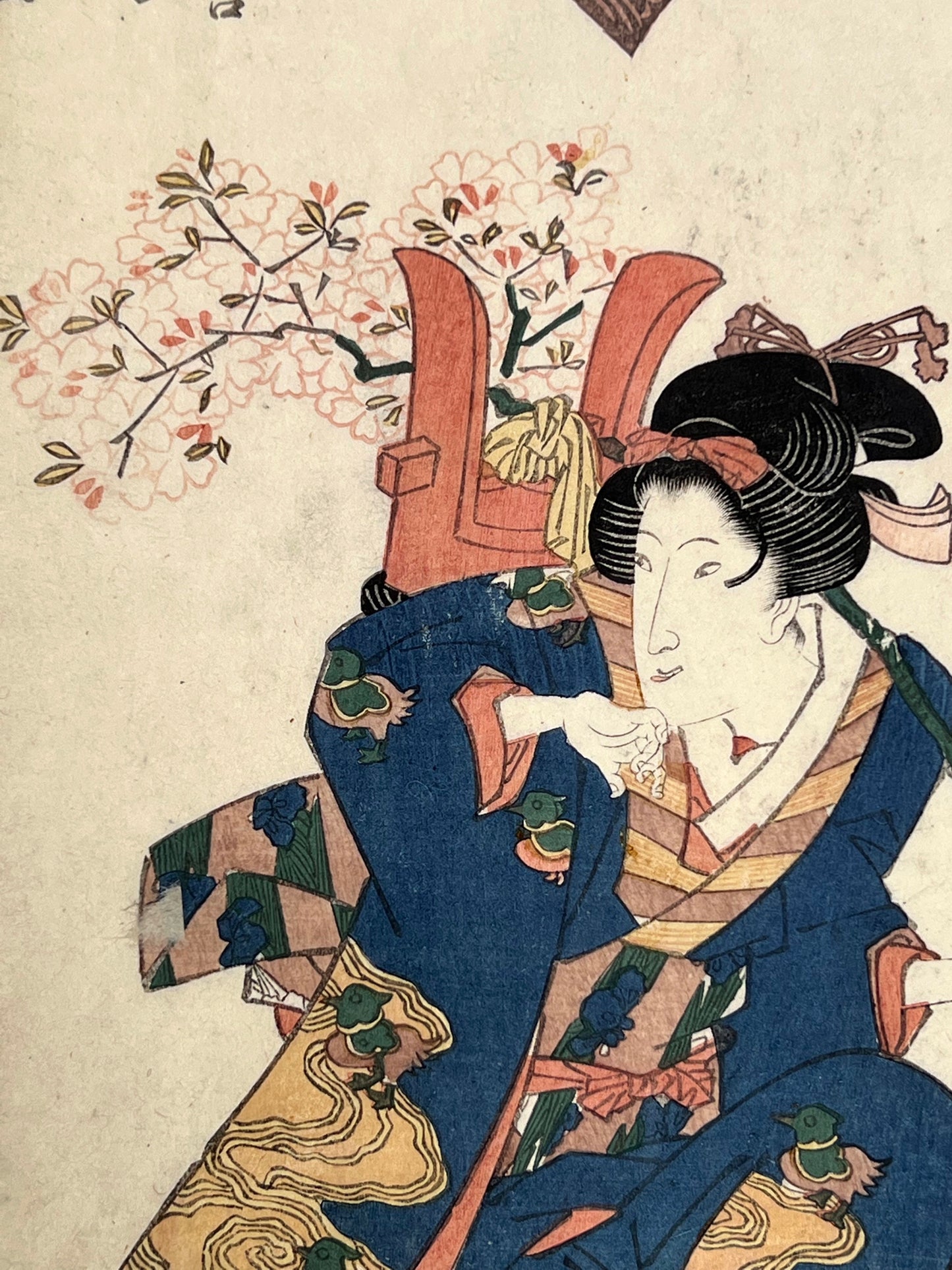 estampe japonaise femme avec branche de cerisier à la main, portrait d'acteur dans catouche forme éventail, gros plan fleurs de cerisier
