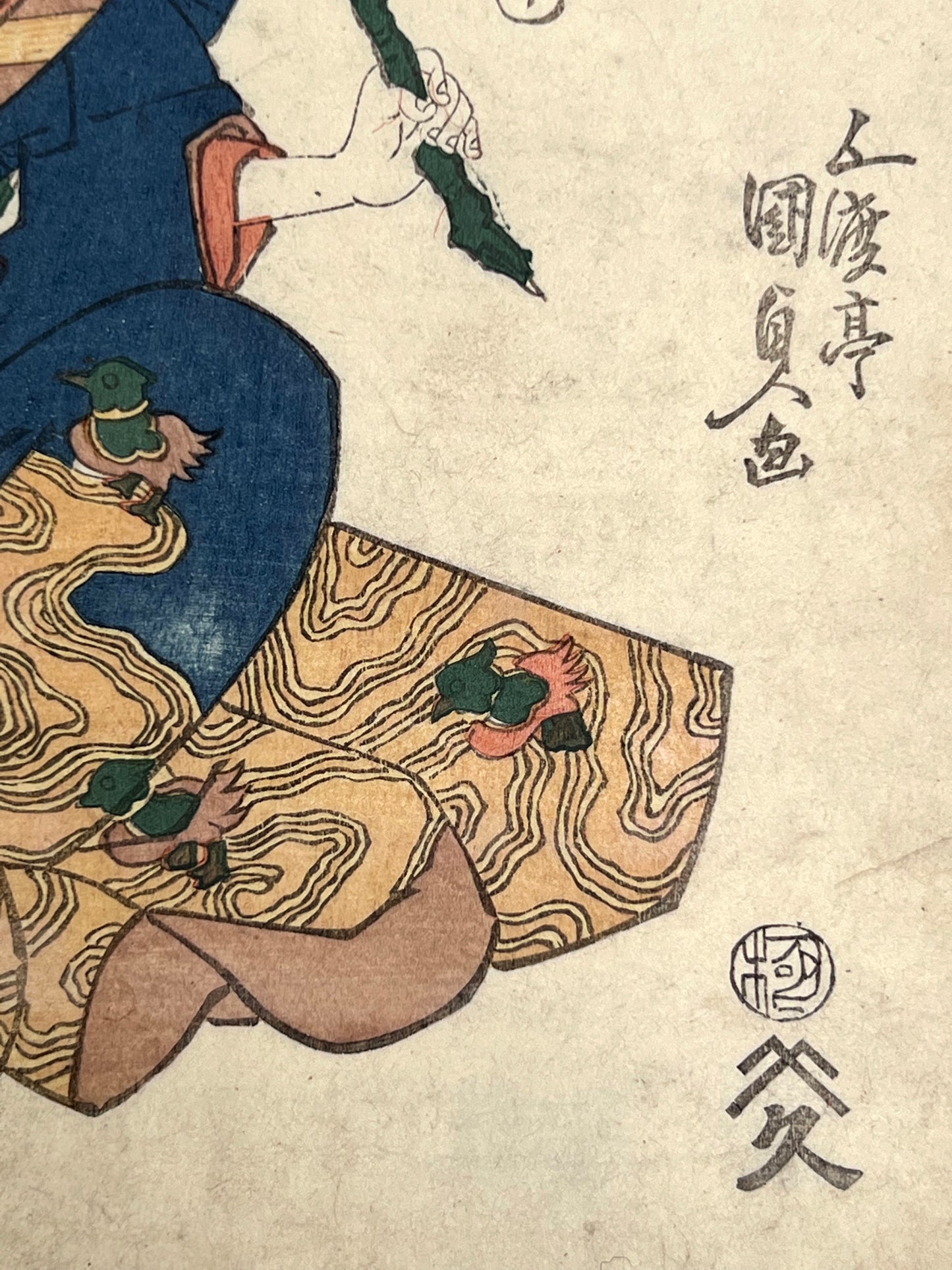 estampe japonaise femme avec branche de cerisier à la main, portrait d'acteur dans catouche forme éventail, gros plan sur signature artiste