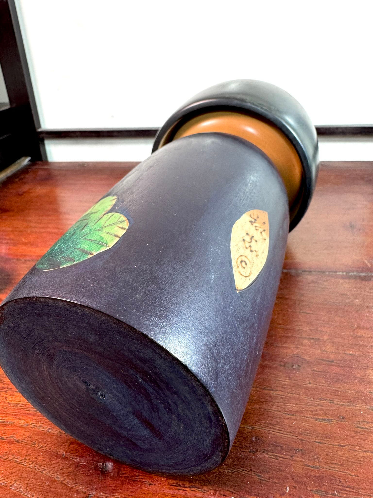 Kokeshi Yuji Kawase décorée de grues et de pins, la signature pyrogravée