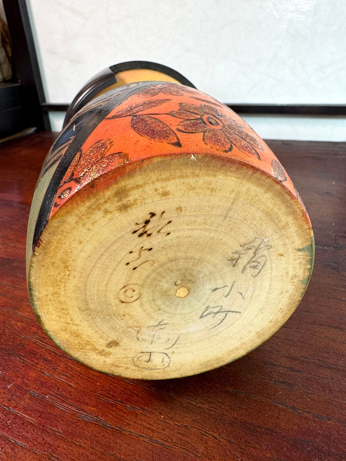 Kokeshi Yuji Kawase Kinu Komachi aux motifs de kimono japonais, la signature au dessous
