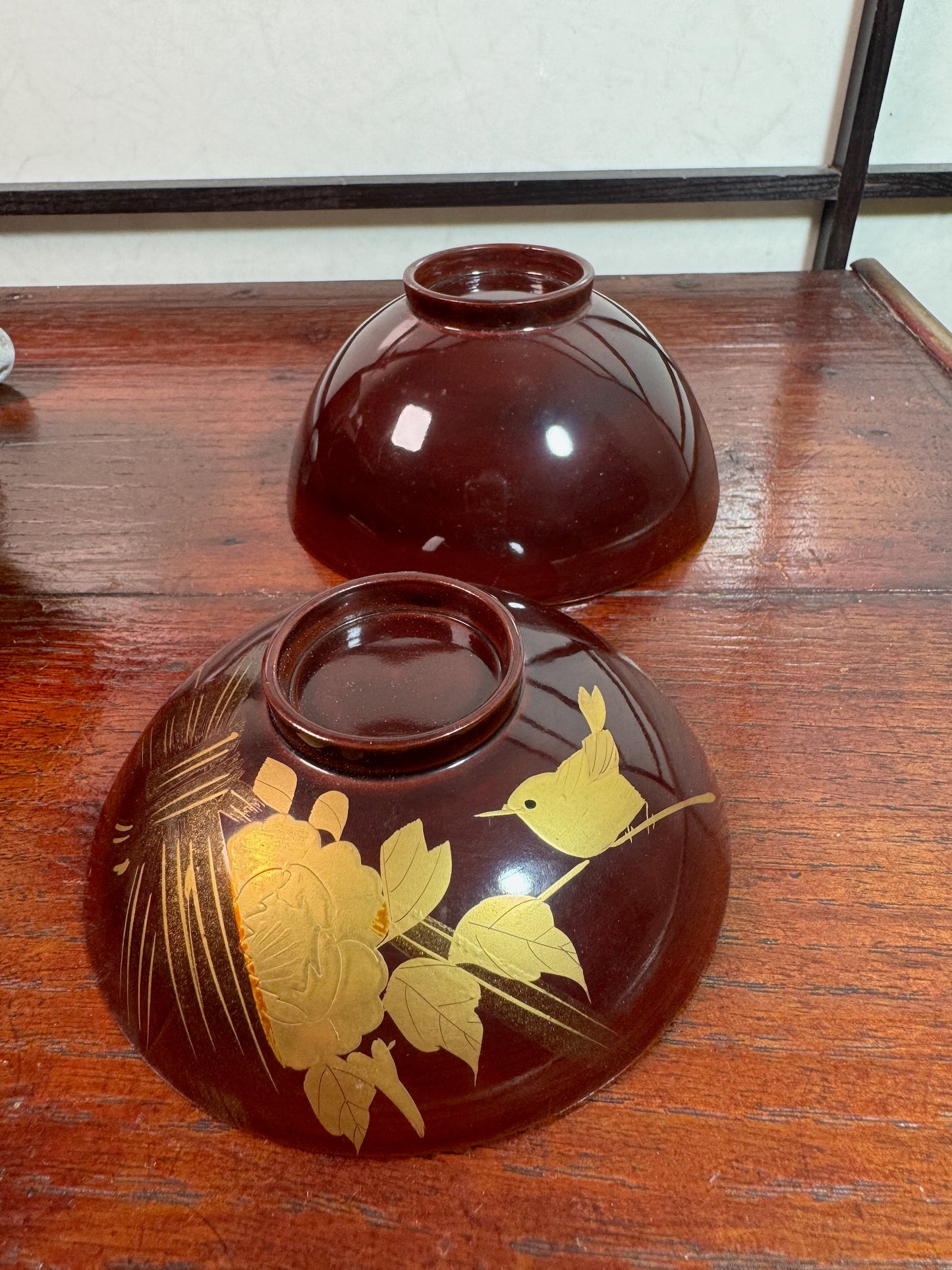 Bol en laque japonaise bordeau avec motif doré d'oiseau et de camélia vue dessus