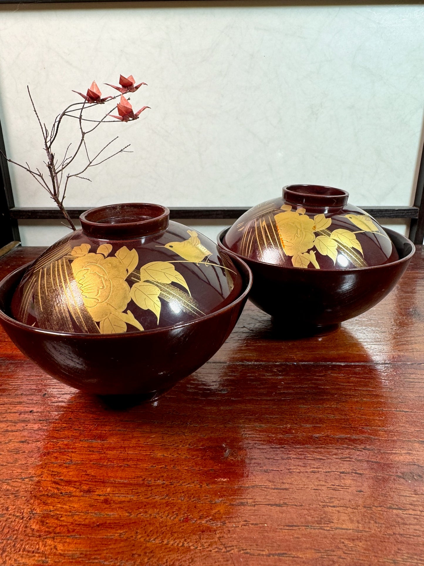 Bol en laque japonaise bordeau avec motif doré d'oiseau et de camélia avec couvercle
