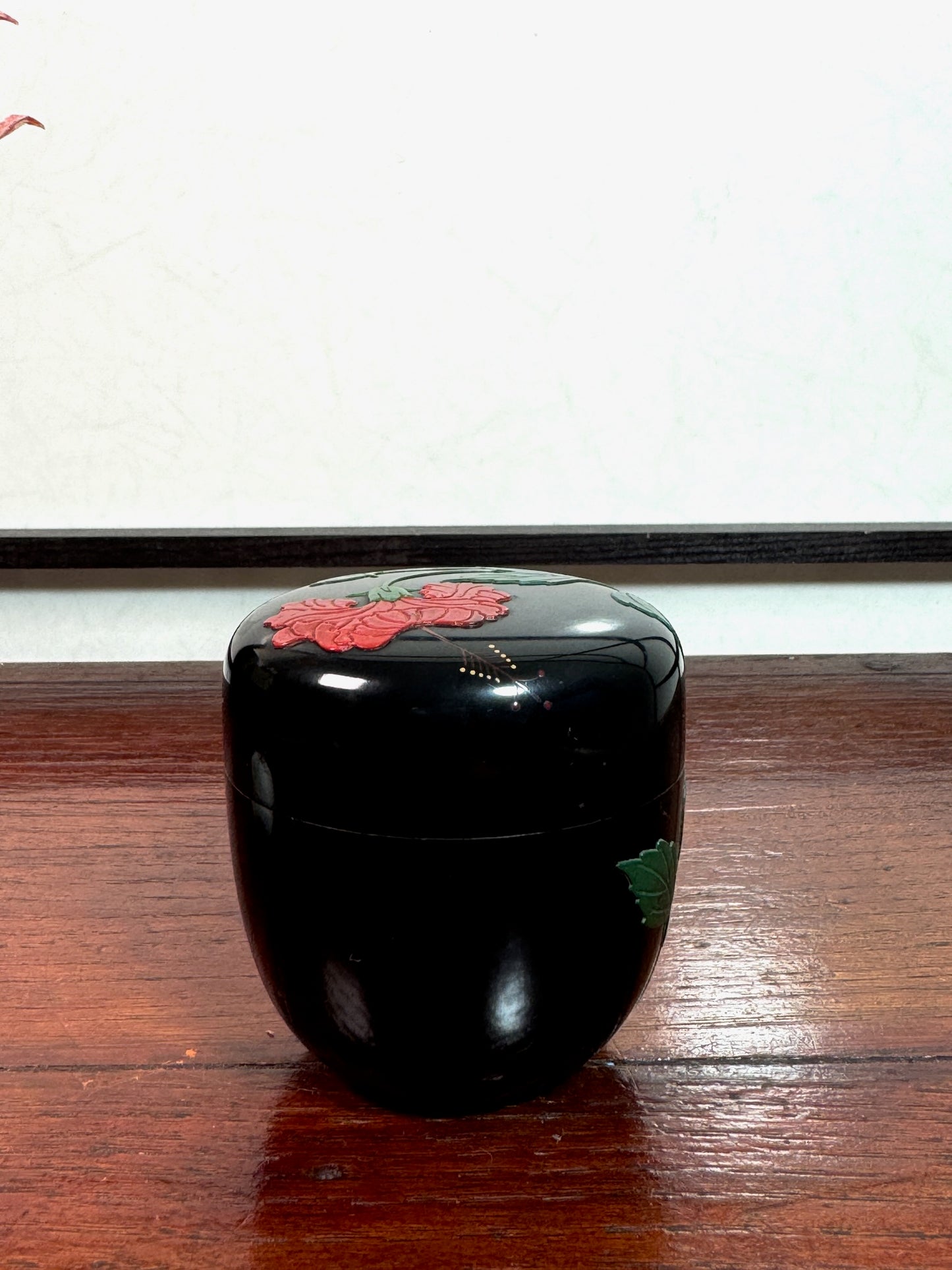 Natsume en laque noire d’Okinawa fleur d'hibiscus de dos