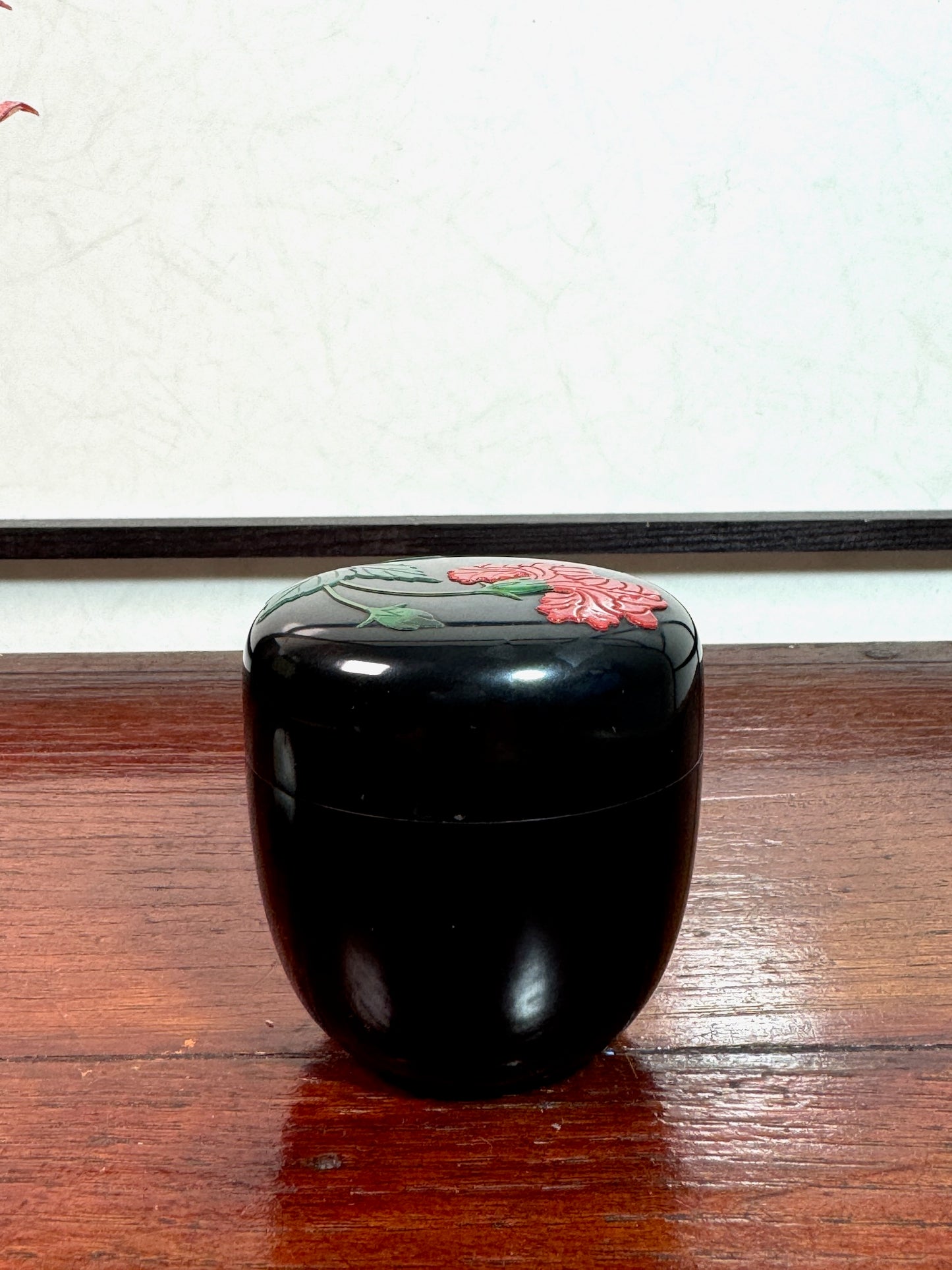 Natsume en laque noire d’Okinawa fleur d'hibiscus -