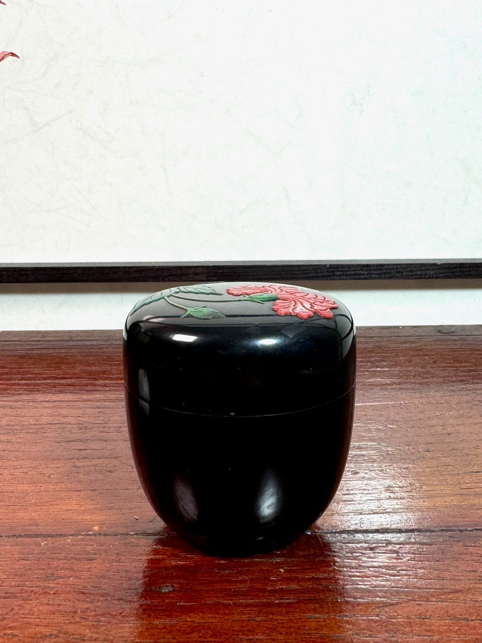 Natsume en laque noire d’Okinawa fleur d'hibiscus -