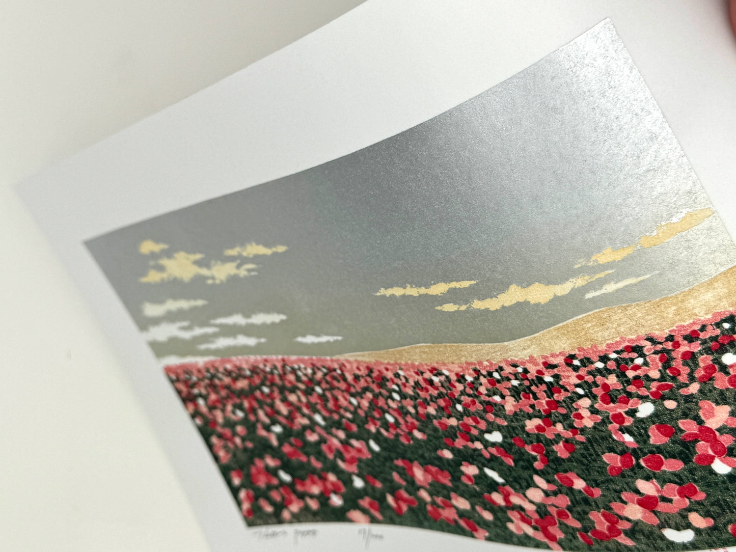 estampe japonaise contemporaine, champs de coquelicots sur fond argent, reflet du ciel argenté