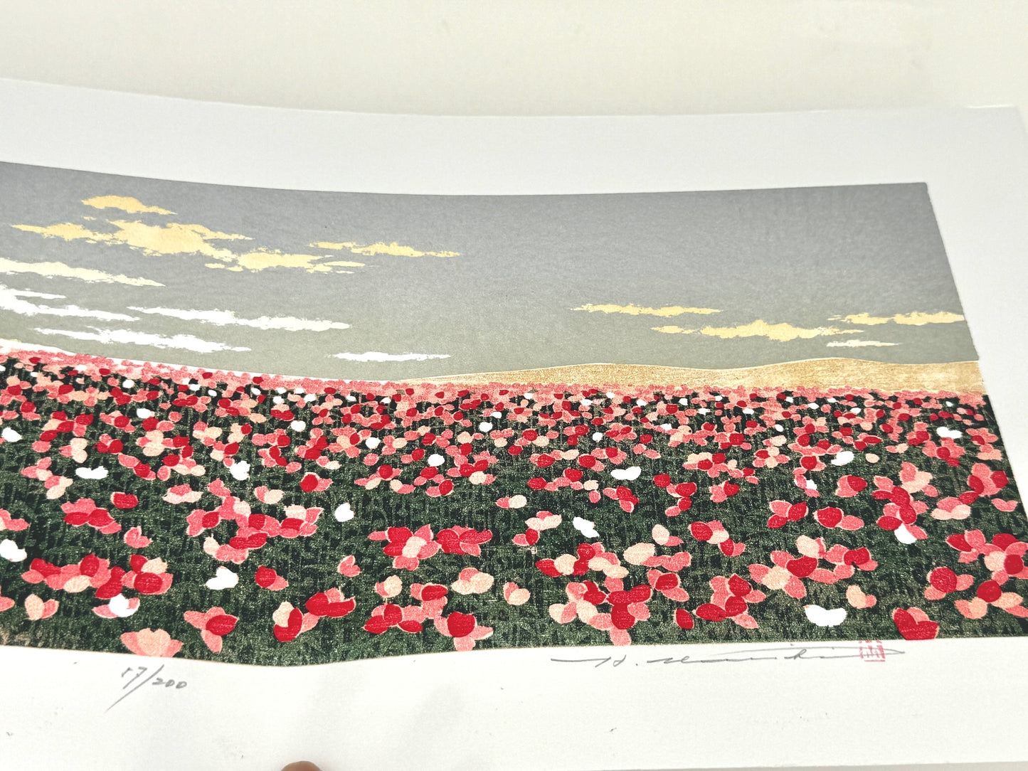 estampe japonaise contemporaine, champs de coquelicots sur fond argent, signature de l'artiste