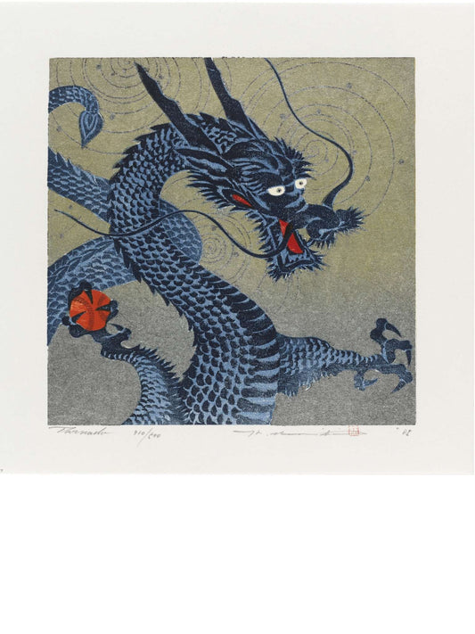estampe japonaise de Namiki Hajime, un dragon bleu gueule ouverte, tenant une balle de baseball dans ses griffes, sur fond argent et or