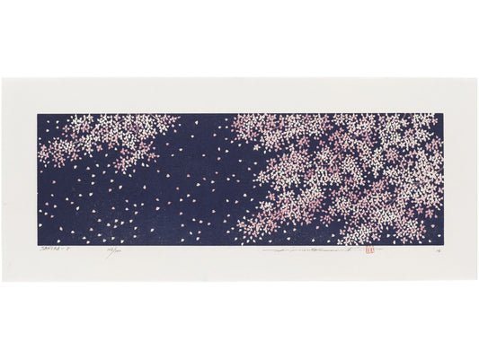 Estampe japonaise de Namiki Hajime, pétales de cerisier volant au vent sur ciel de nuit