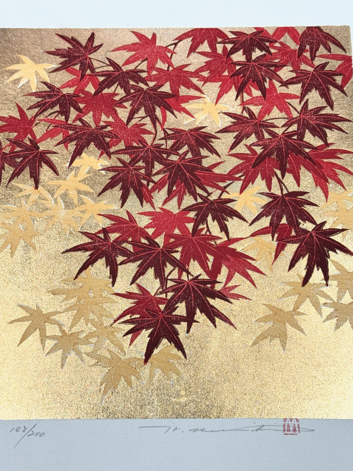 estampe japonaise de Namiki Hajime, feuilles d'érable rouge sur fond or, brillance