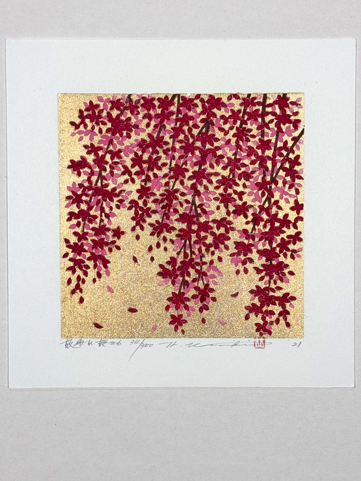 Estampe japonaise de Namiki Hajime, branches de cerisier pleureur fleurs rouges et roses sur fond or