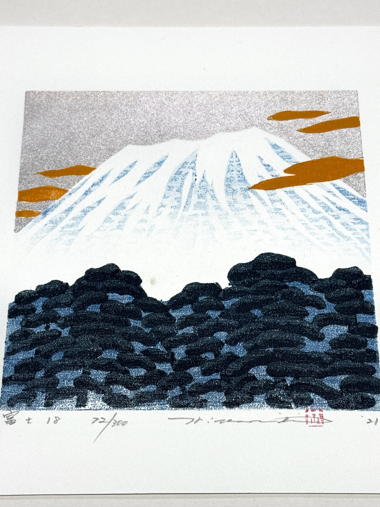 estampe japonaise de Namiki Hajime, le Mont Fuji enneigé et foret bleu sur fond argent, le reflet du fond vu de profil