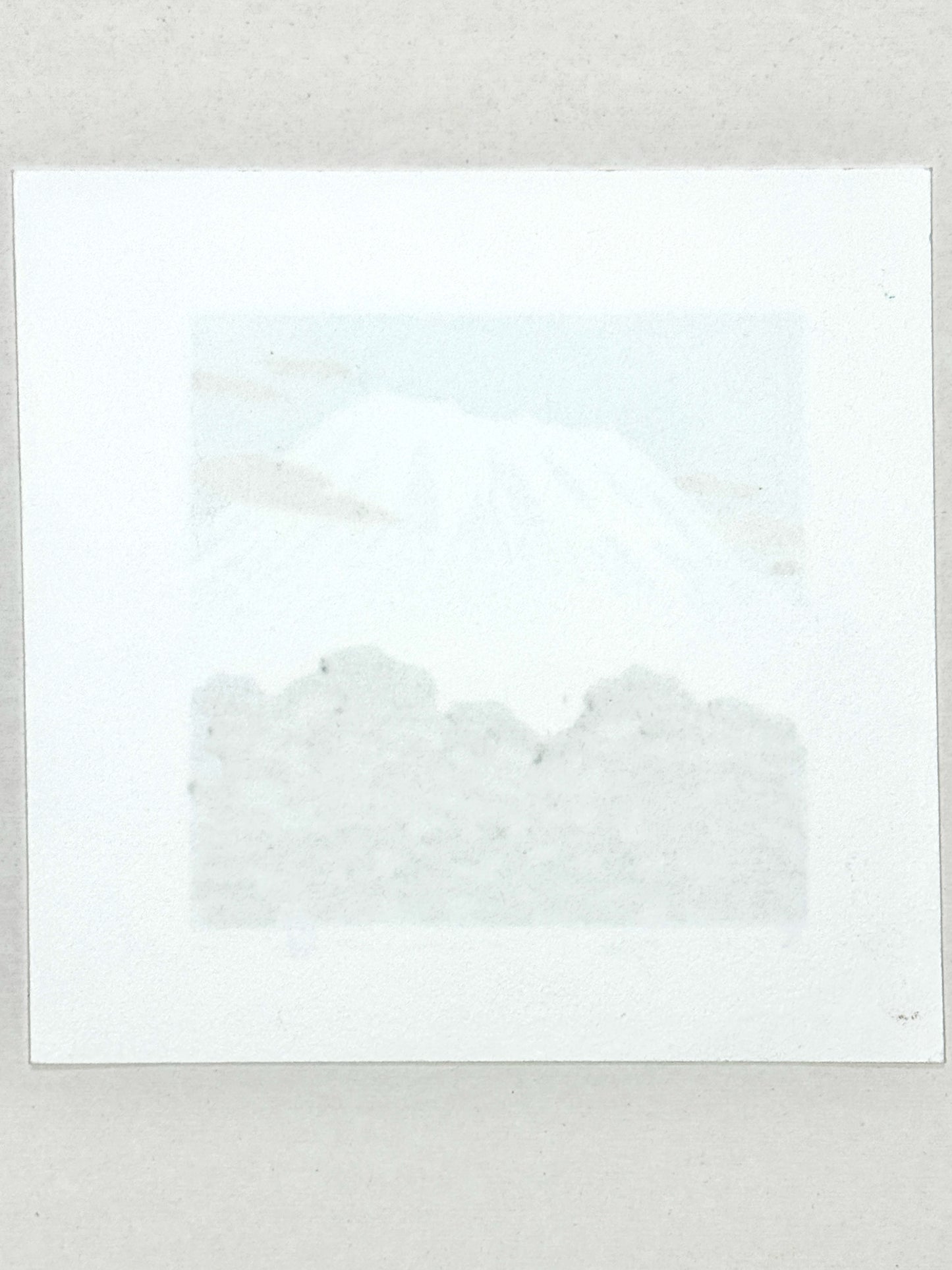 estampe japonaise de Namiki Hajime, le Mont Fuji enneigé et foret bleu sur fond argent, le verso