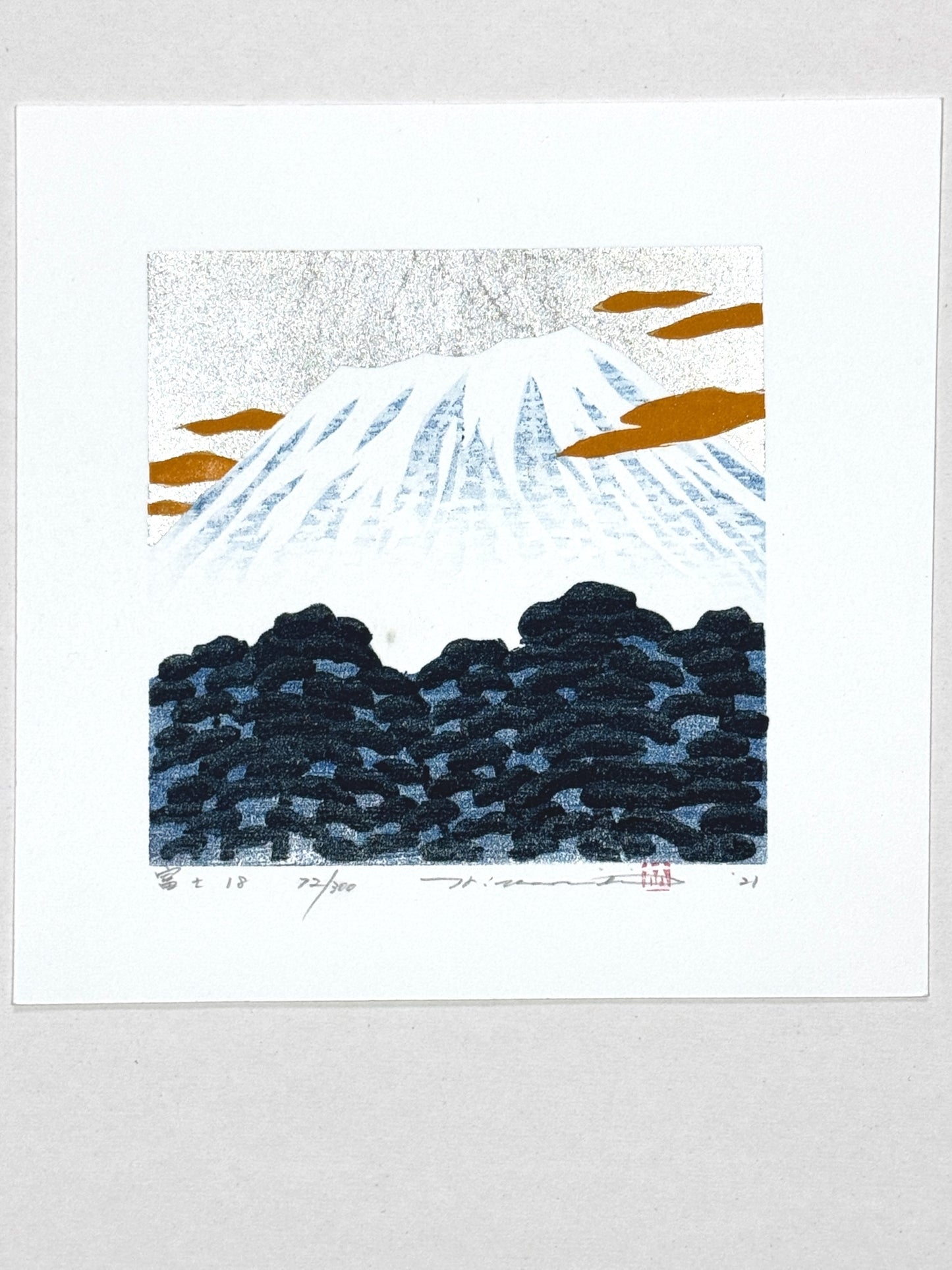 estampe japonaise de Namiki Hajime, le Mont Fuji enneigé et foret bleu sur fond argent
