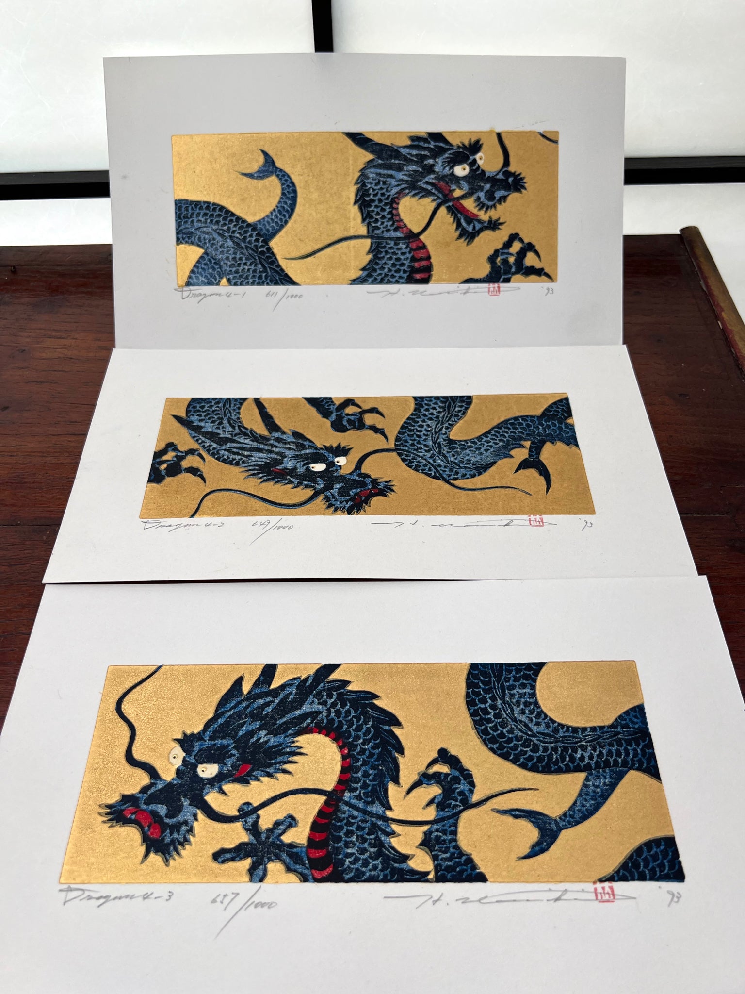 estampe japonaise dragon bleu sur fond or, gueule fermée, profil vue queue or scintillant, la série des 3 estampes de dragons