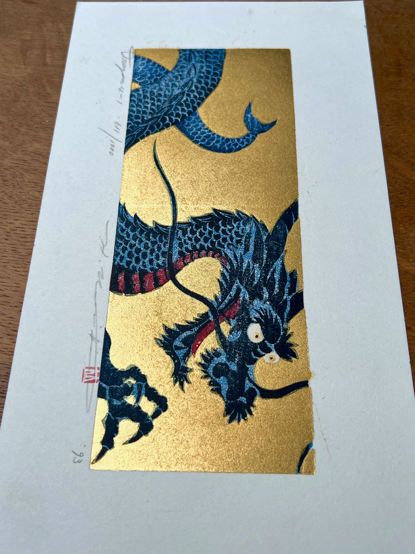 estampe japonaise dragon bleu gueule ouverte sur fond or, vue plongeante profil tête or scintillant