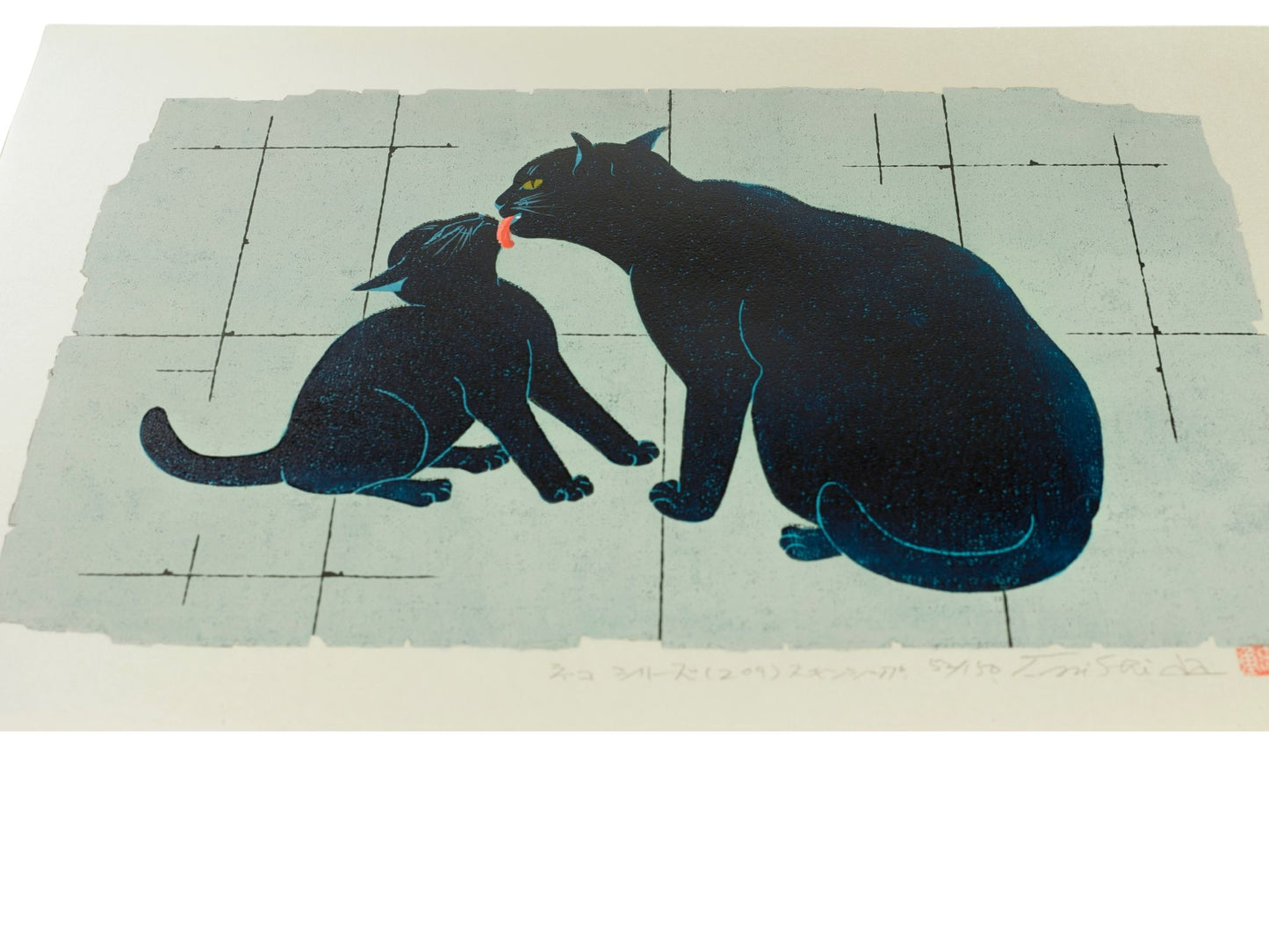 estampe japonaise contemporaine de Nishida Tadashige, chatte lèchant son chaton sur fond gris, vu de profil