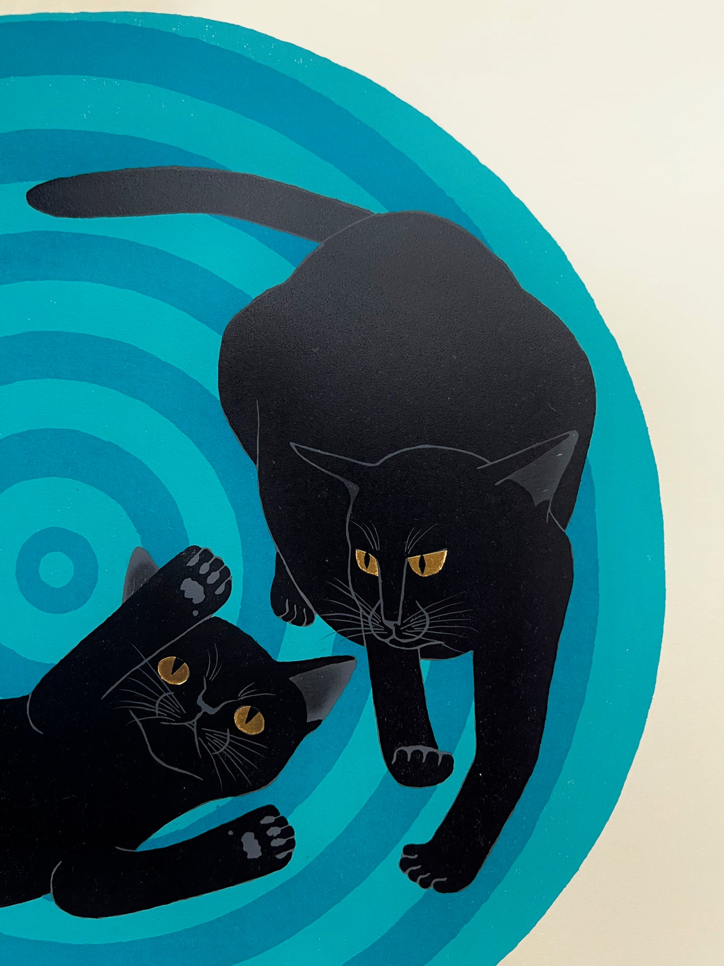estampe japonaise deux chats noirs sur spirale bleue, le chat debout