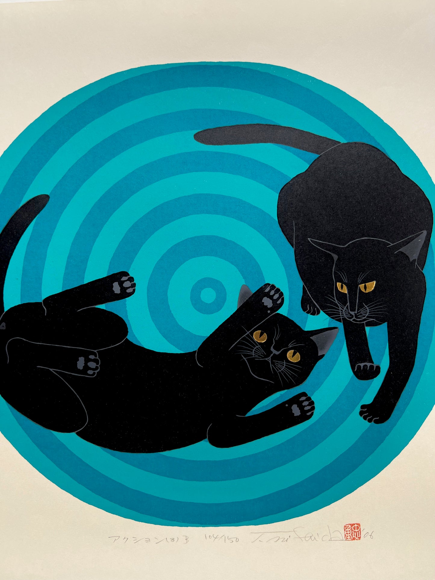 estampe japonaise deux chats noirs sur spirale bleue, gros plan