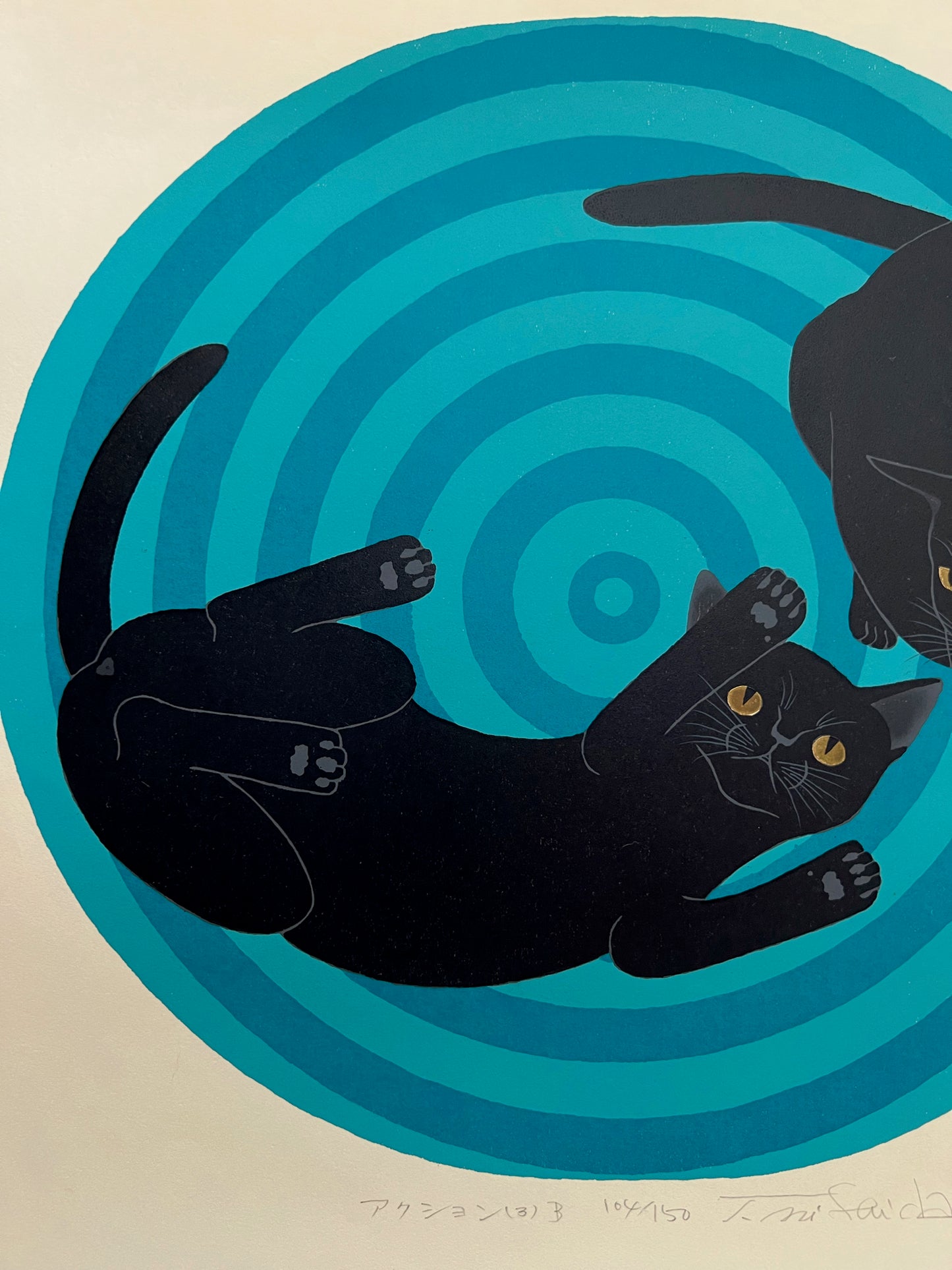 estampe japonaise deux chats noirs sur spirale bleue, chat vu de dessous