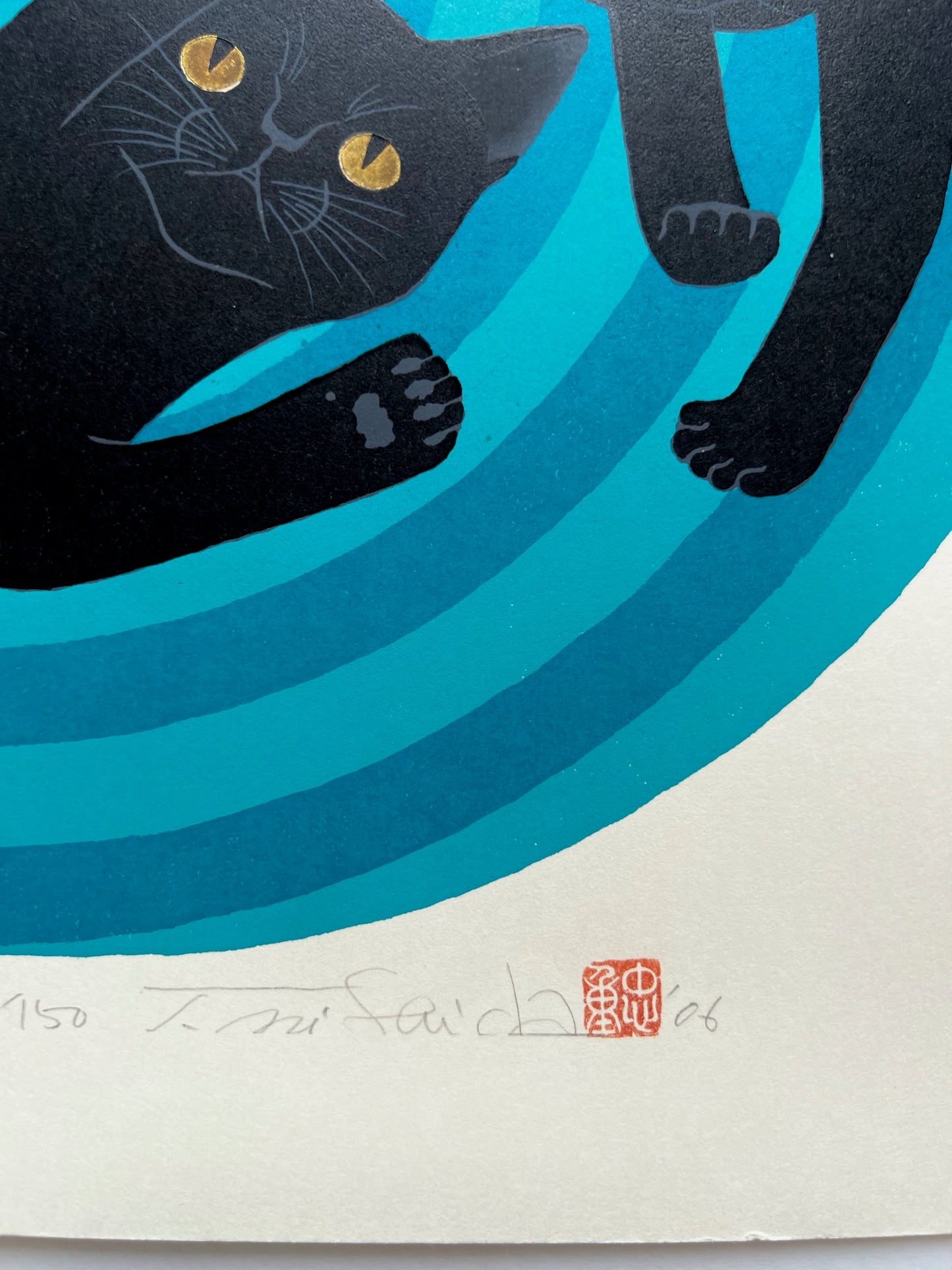 estampe japonaise deux chats noirs sur spirale bleue, signature et sceau de l'artiste