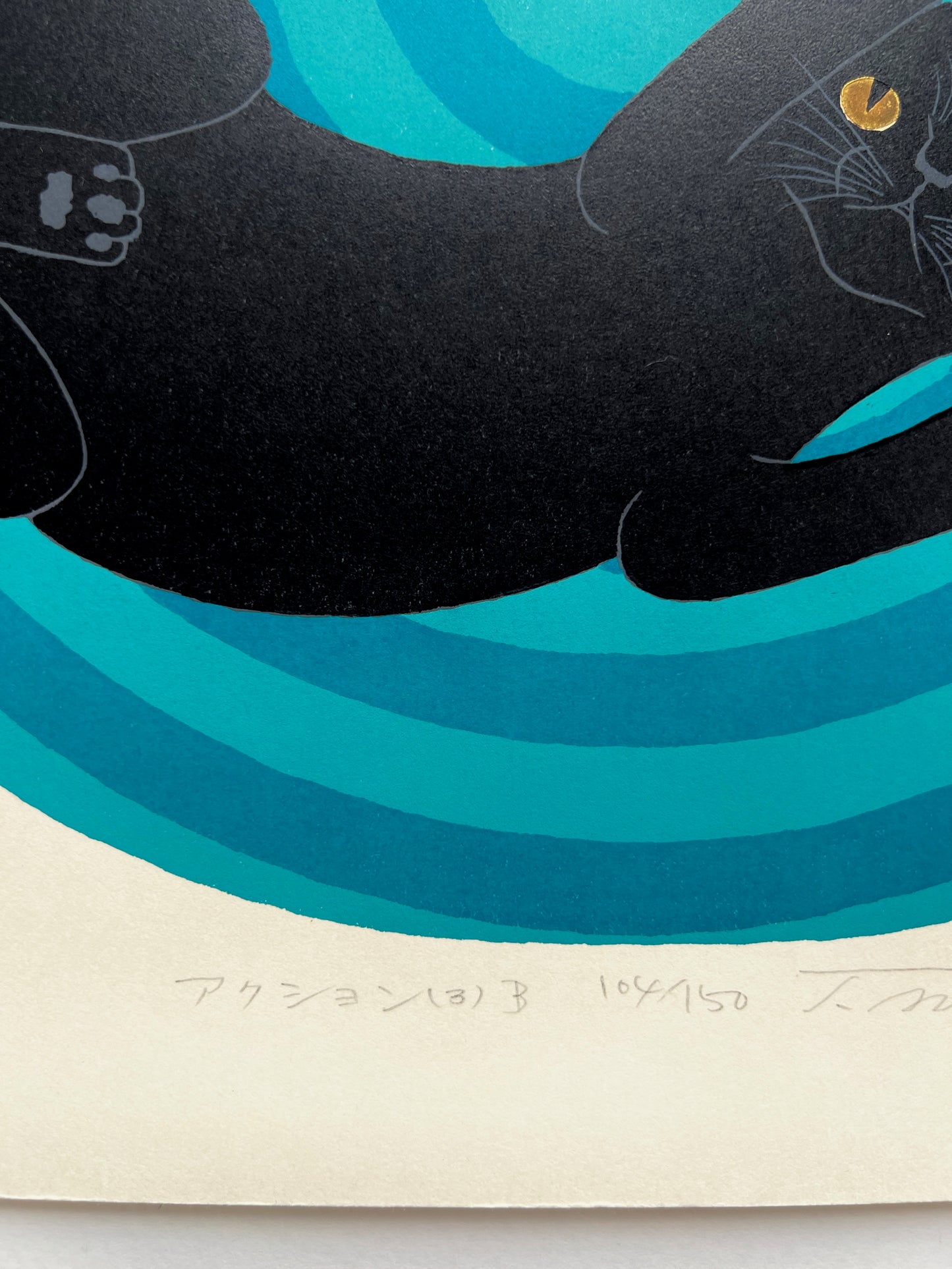 estampe japonaise deux chats noirs sur spirale bleue, le titre et numérotation