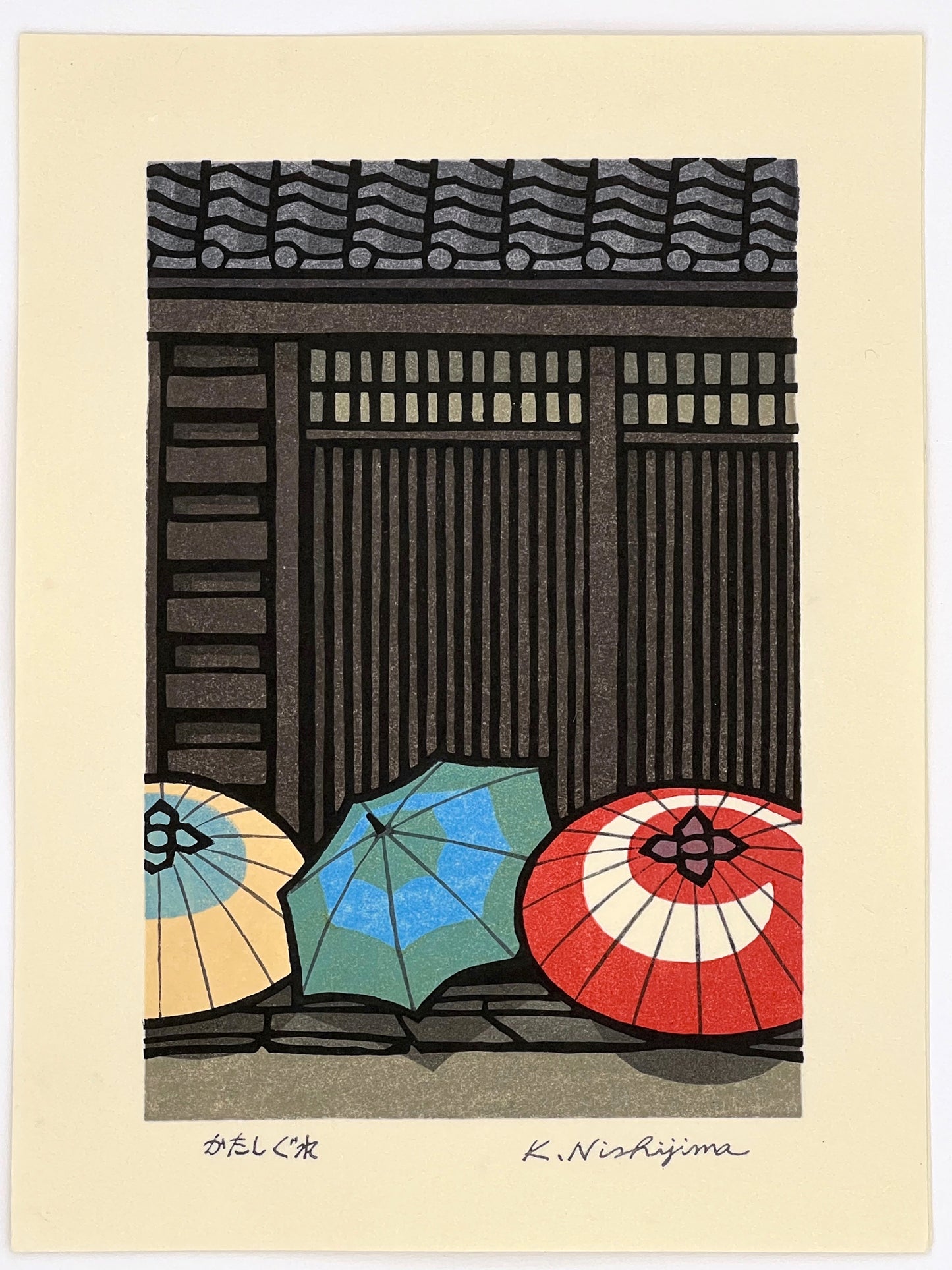 estampe japonaise contemporaine de Nishijima, trois parapluies devant une maison traditionnelle japonaise en bois.