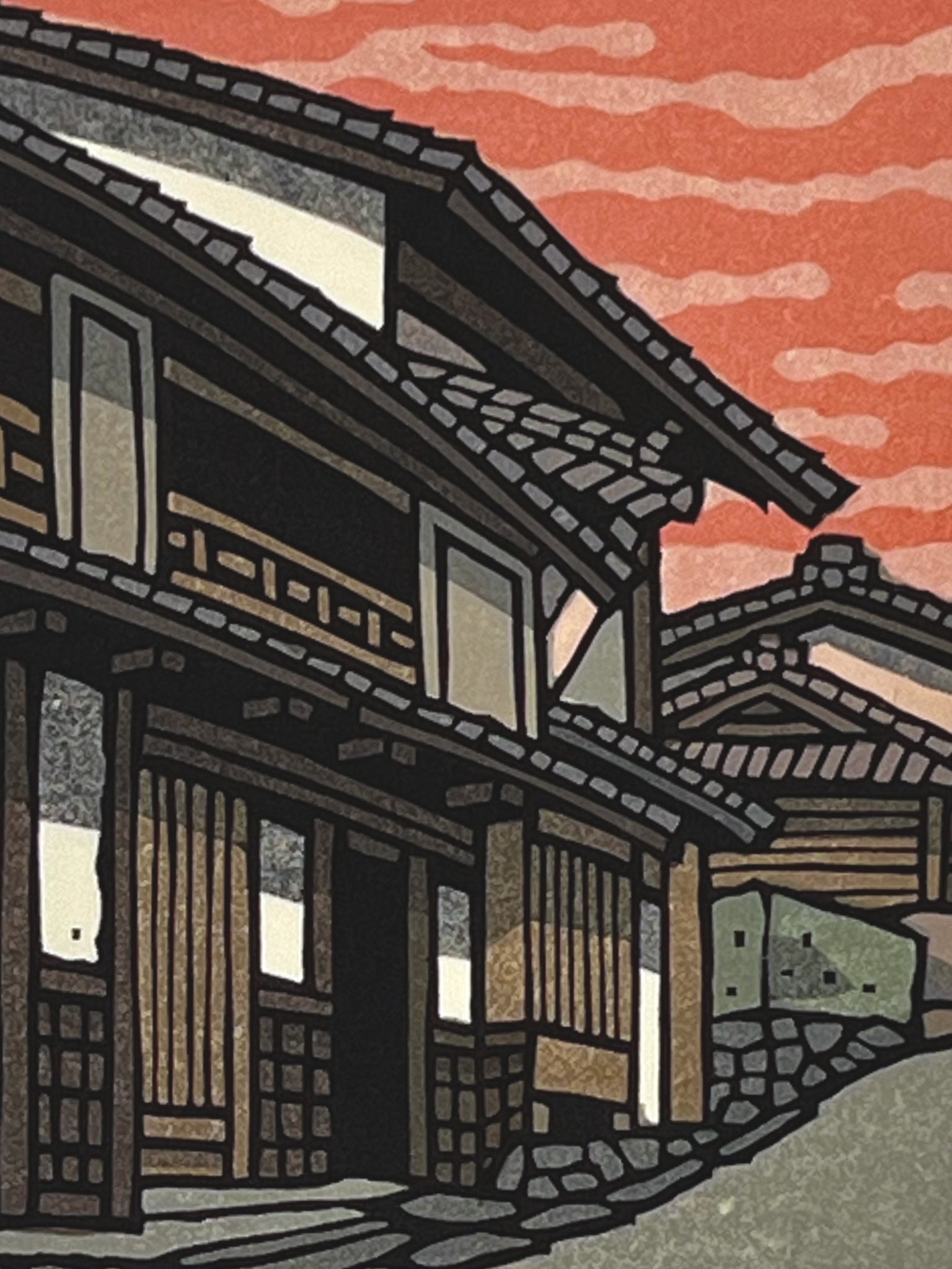 Estampe Japonaise de Nishijima Katsuyuki, Ciel orange d'un lever de soleil sur une rue aux maisons en bois traditionnelles à Kyoto, gros plan sur la maison