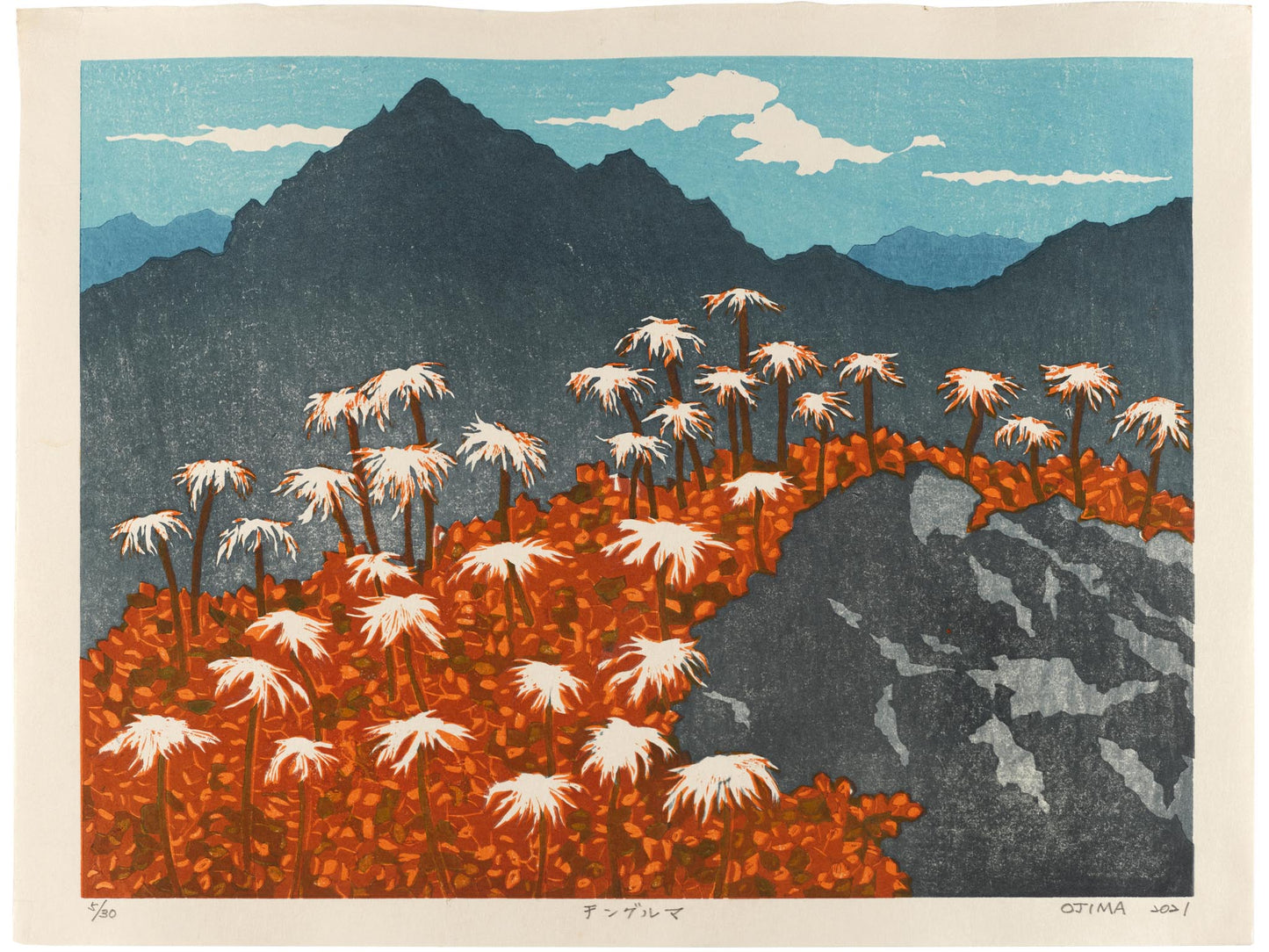 Estampe japonaise contemporaine de Ojima Satoru représentant une forêt rouge et des montagnes grise en arrière-plan.