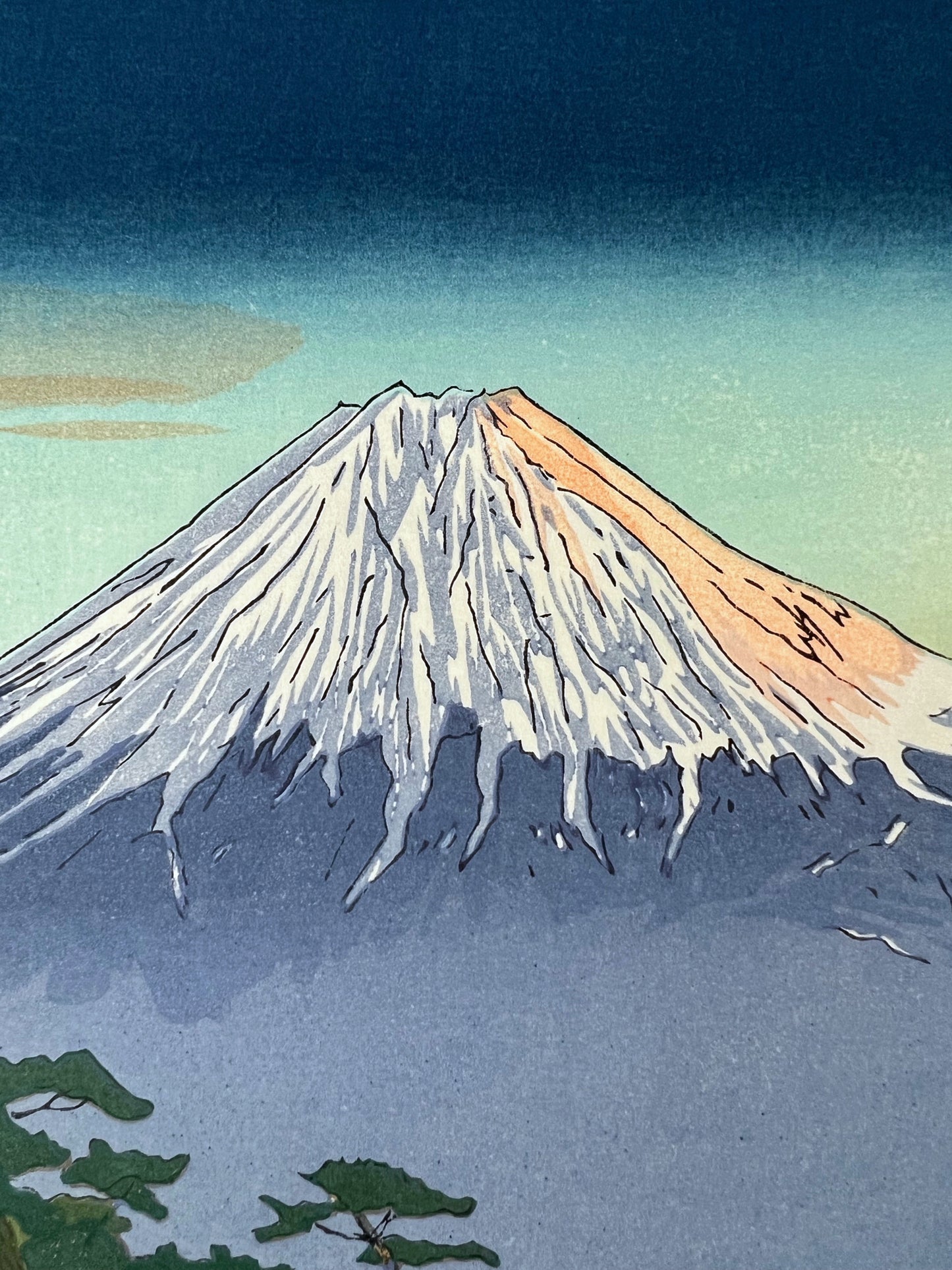estampe japonaise Mont Fuji au lever du jour, mer et pin, le sommet blanc sur fond bleu et rose dégradé