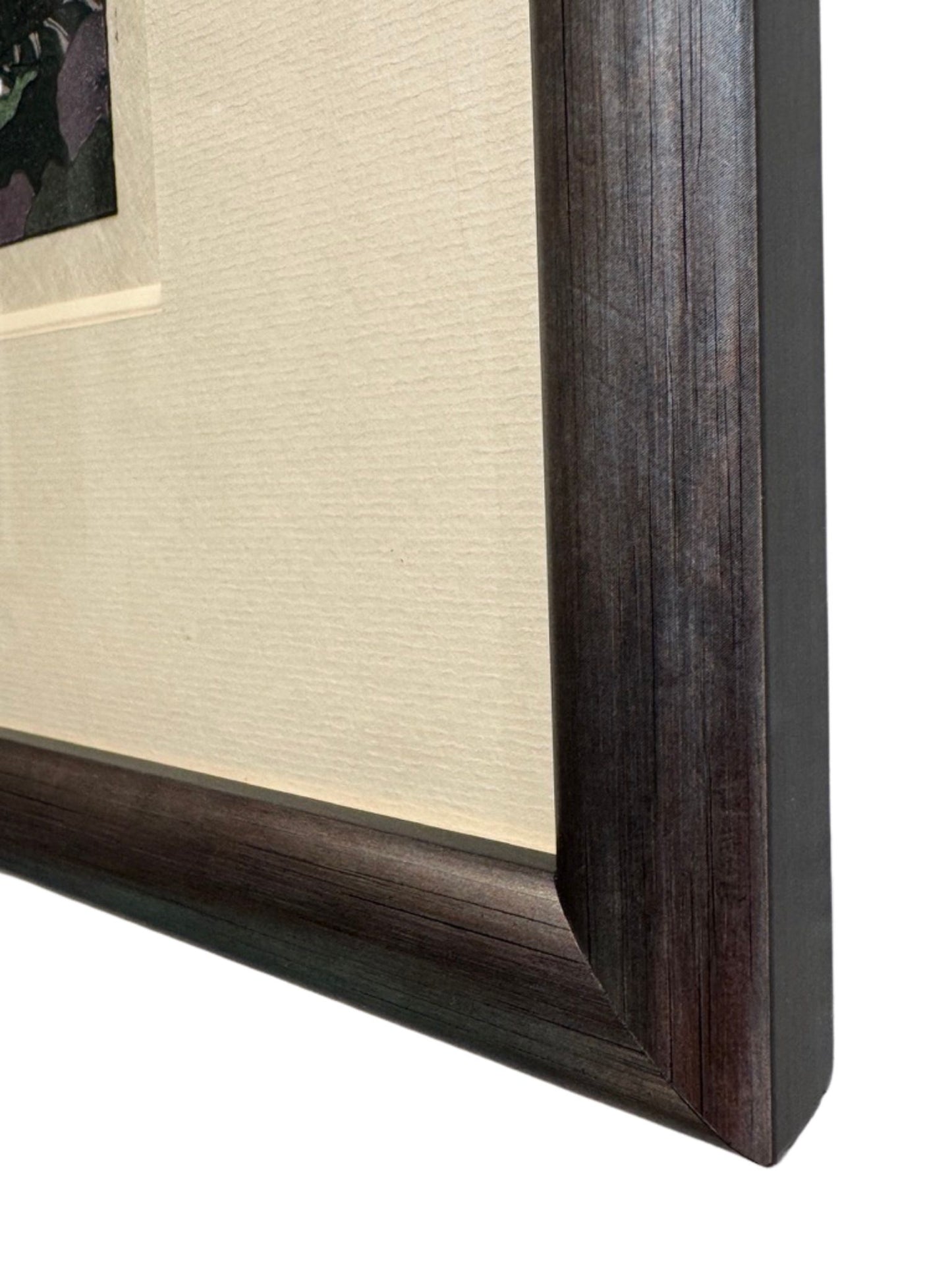 estampe japonaise encadrée de Okada Koichi le Mont Fuji vu de nuit avec la plage de Nihondara illuminée en premier plan, avec cadre méplat argent anthracité, angle du cadre